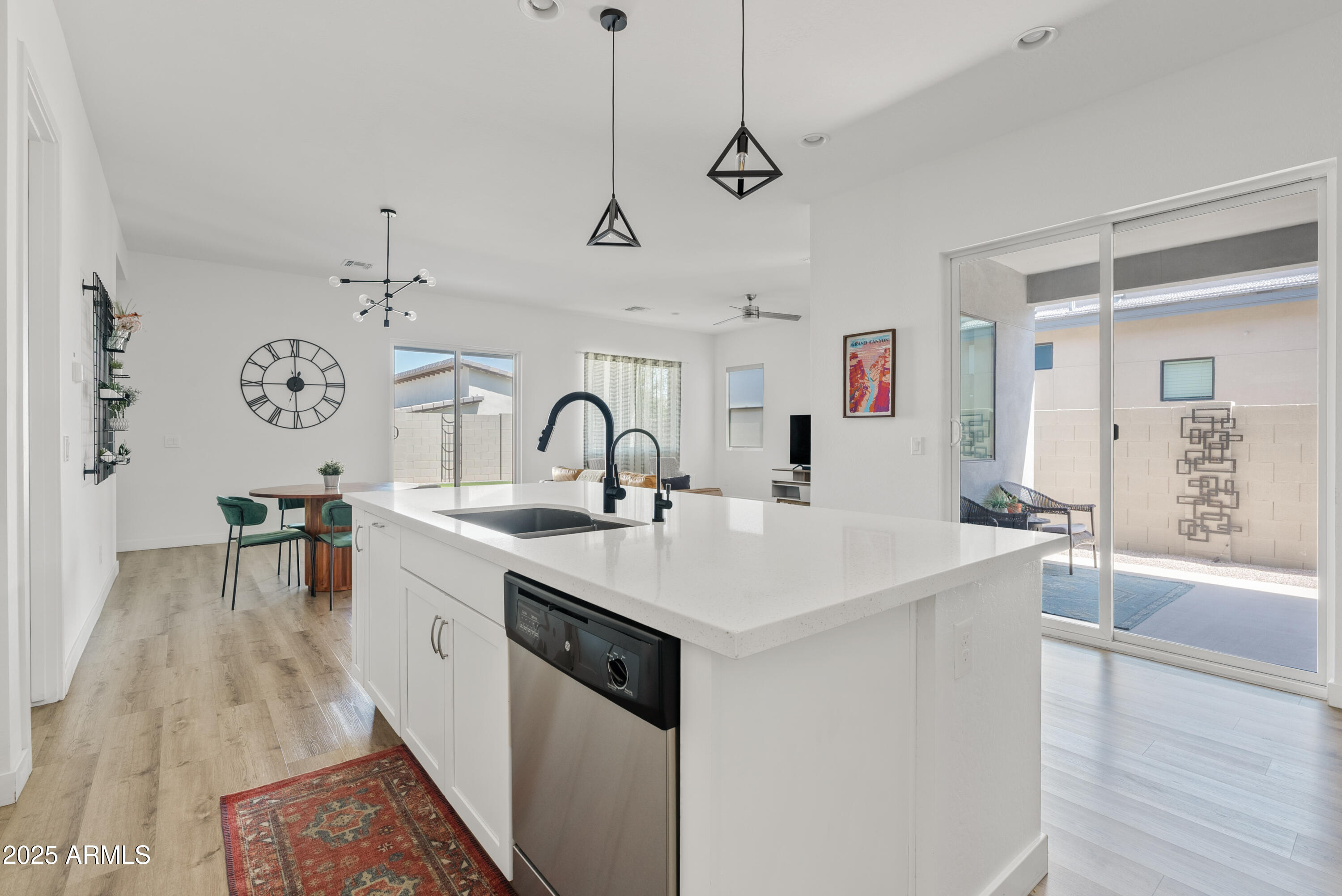 948 E LA MIRADA Drive