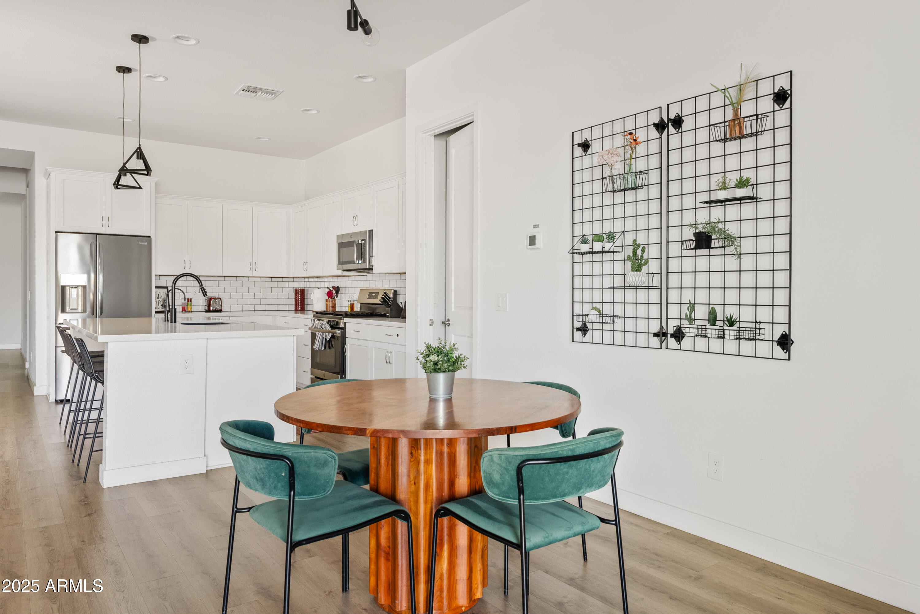 948 E LA MIRADA Drive