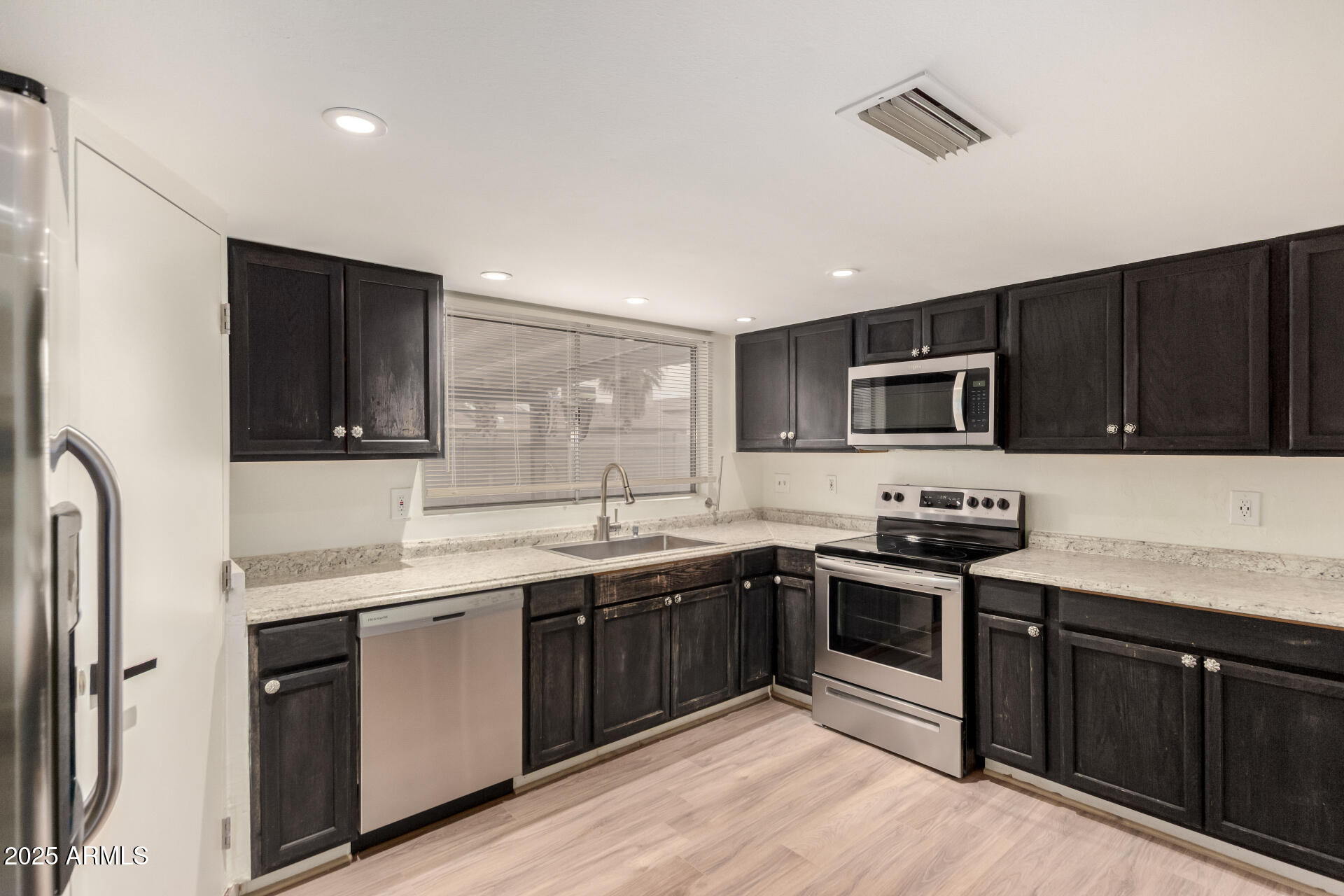 5253 W LUPINE Avenue