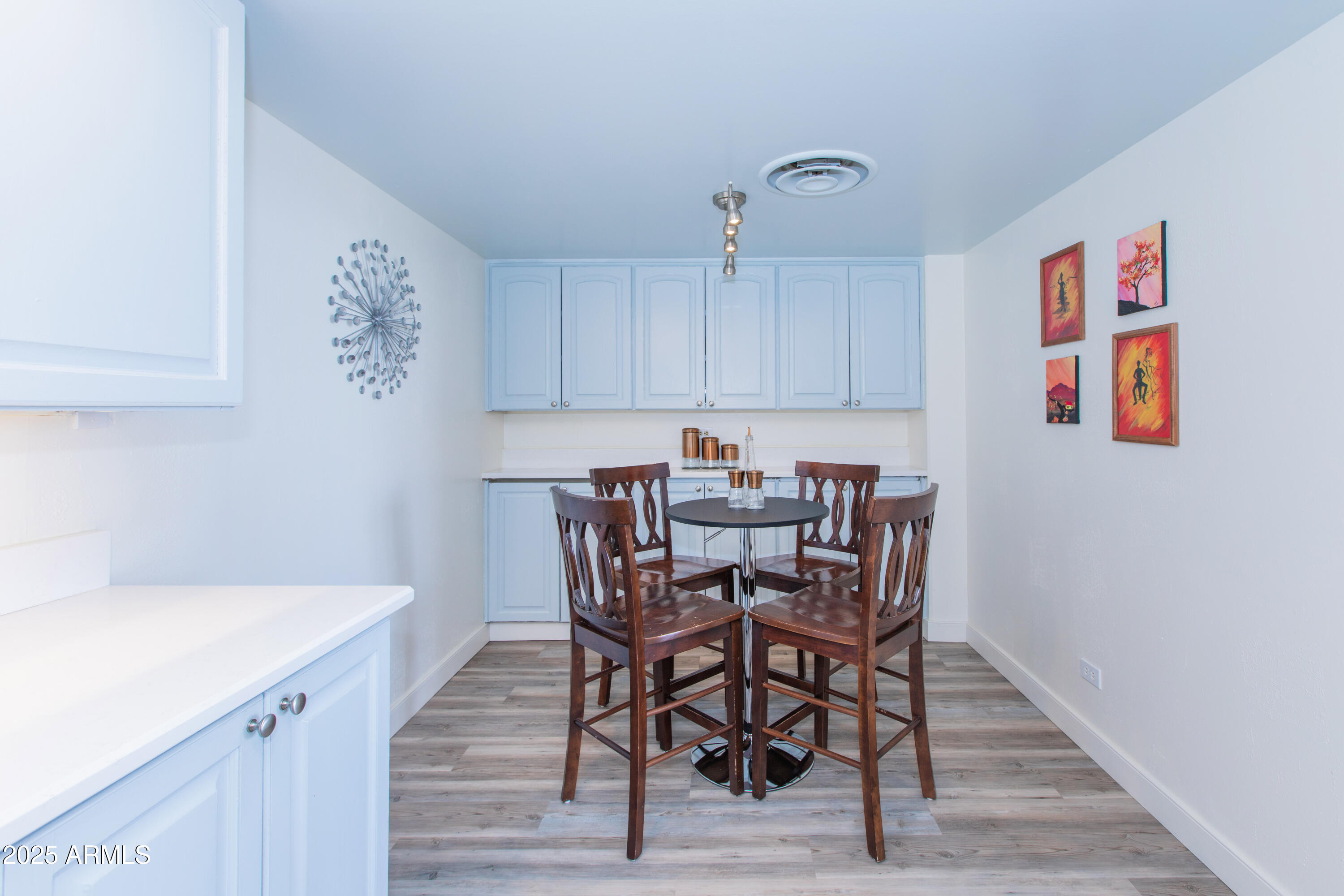 207 W CLARENDON Avenue, 14E