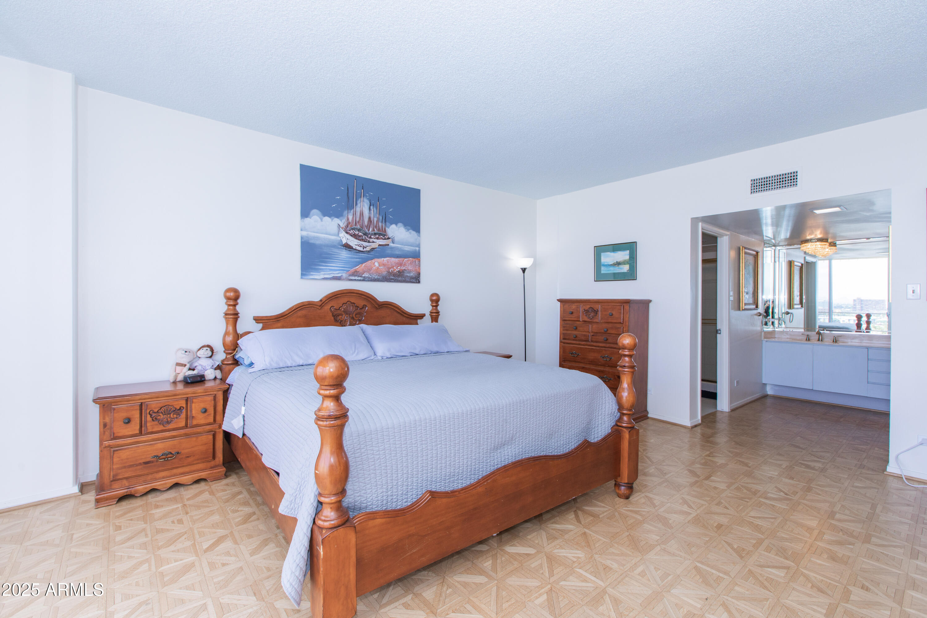 207 W CLARENDON Avenue, 14E