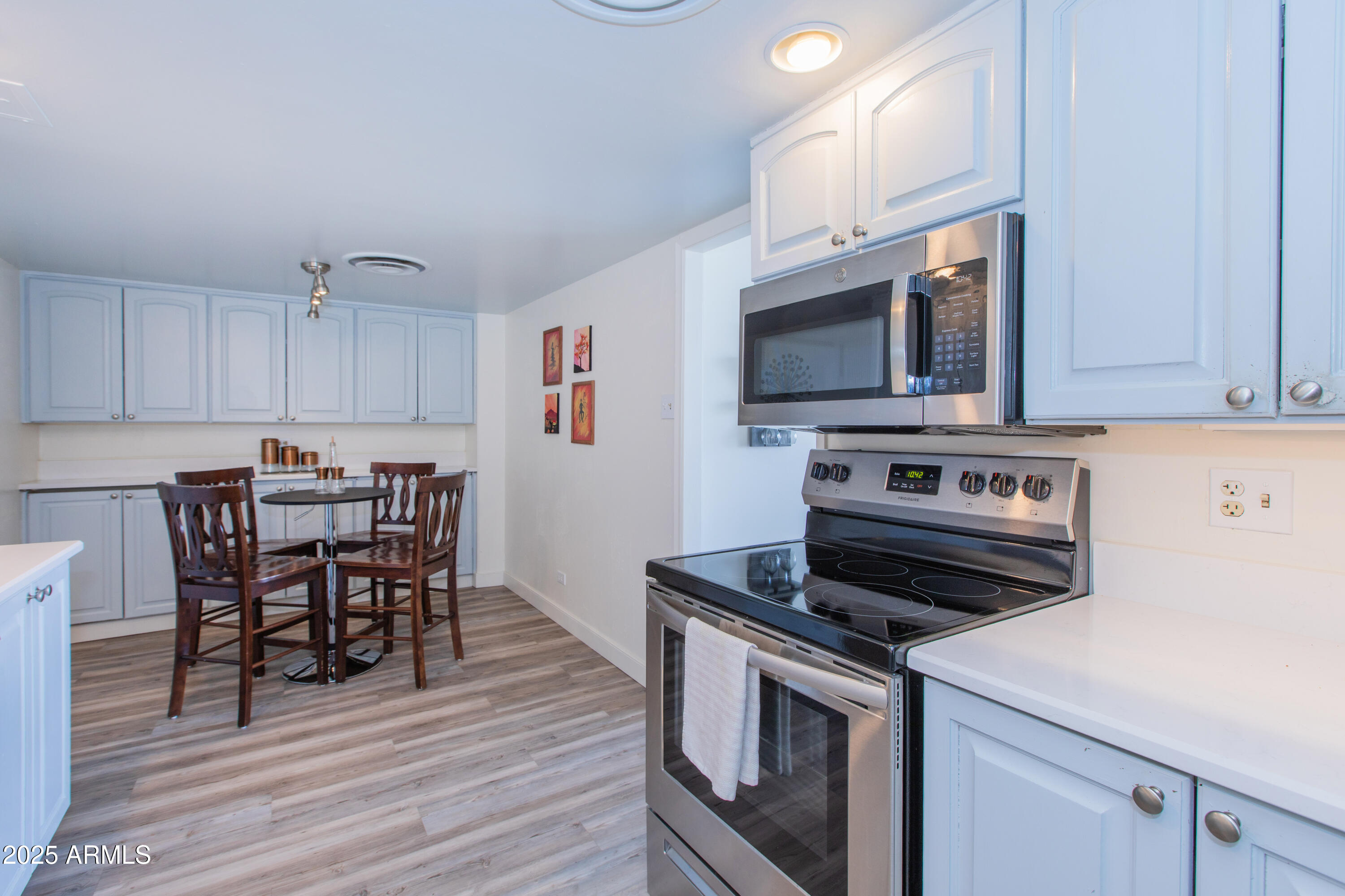 207 W CLARENDON Avenue, 14E