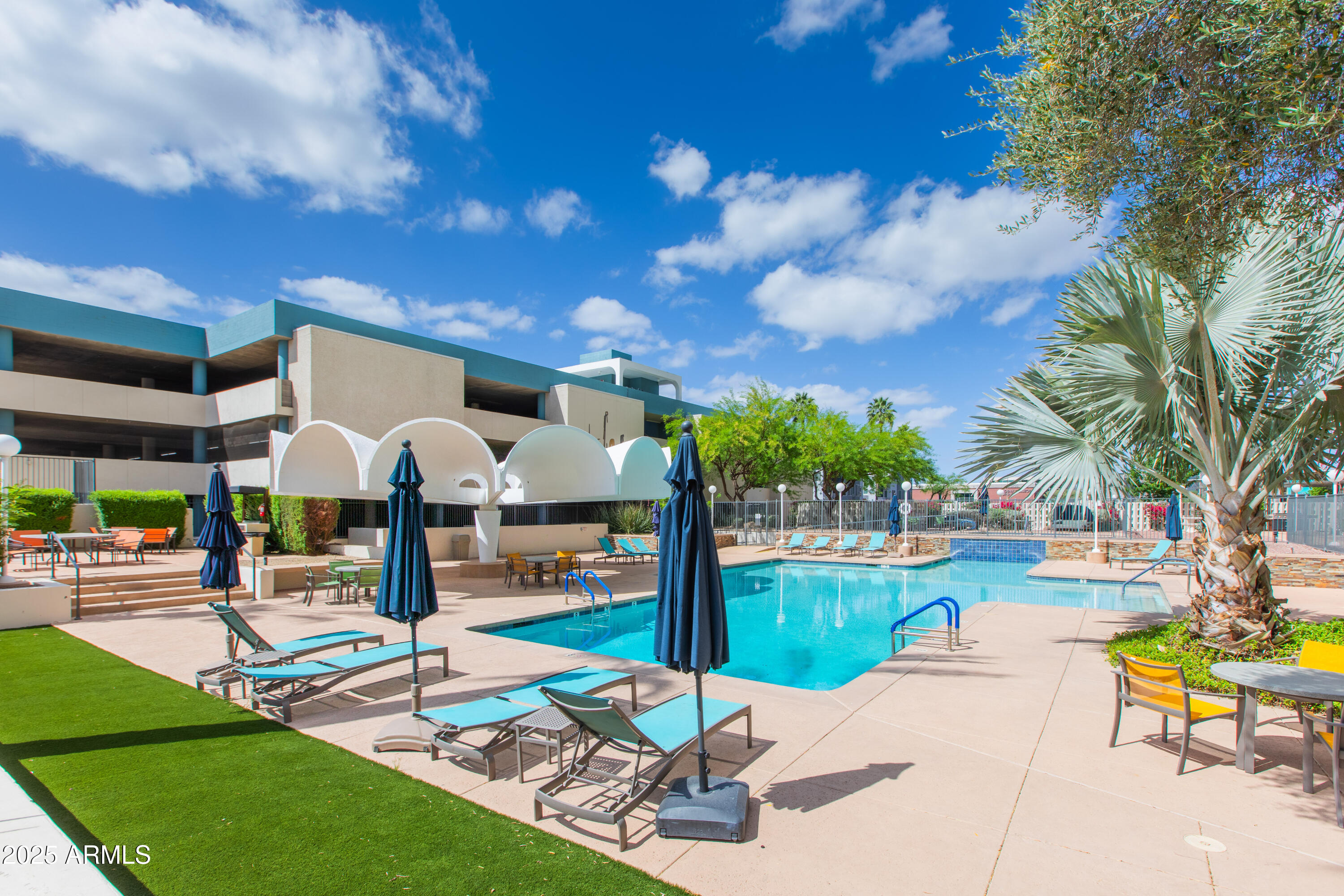 207 W CLARENDON Avenue, 14E