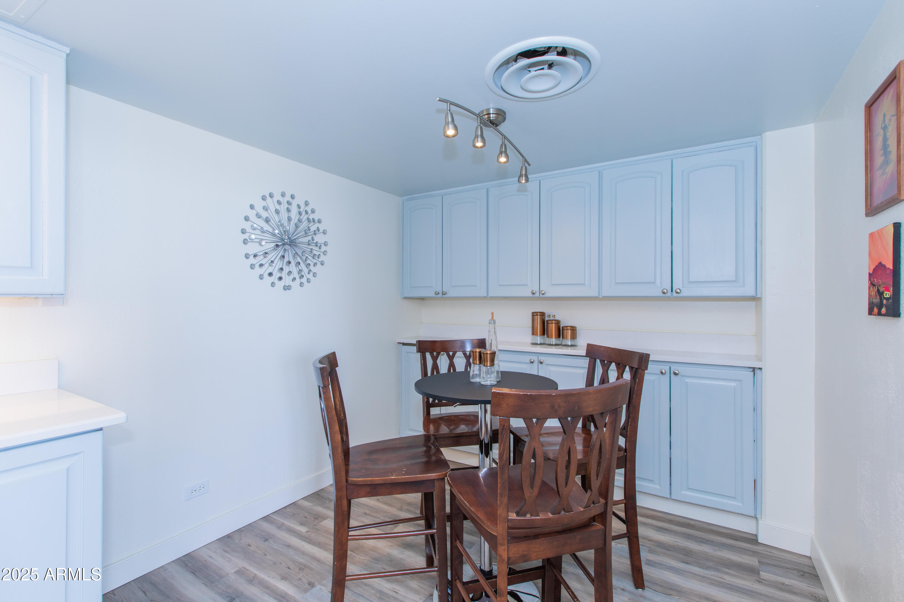 207 W CLARENDON Avenue, 14E