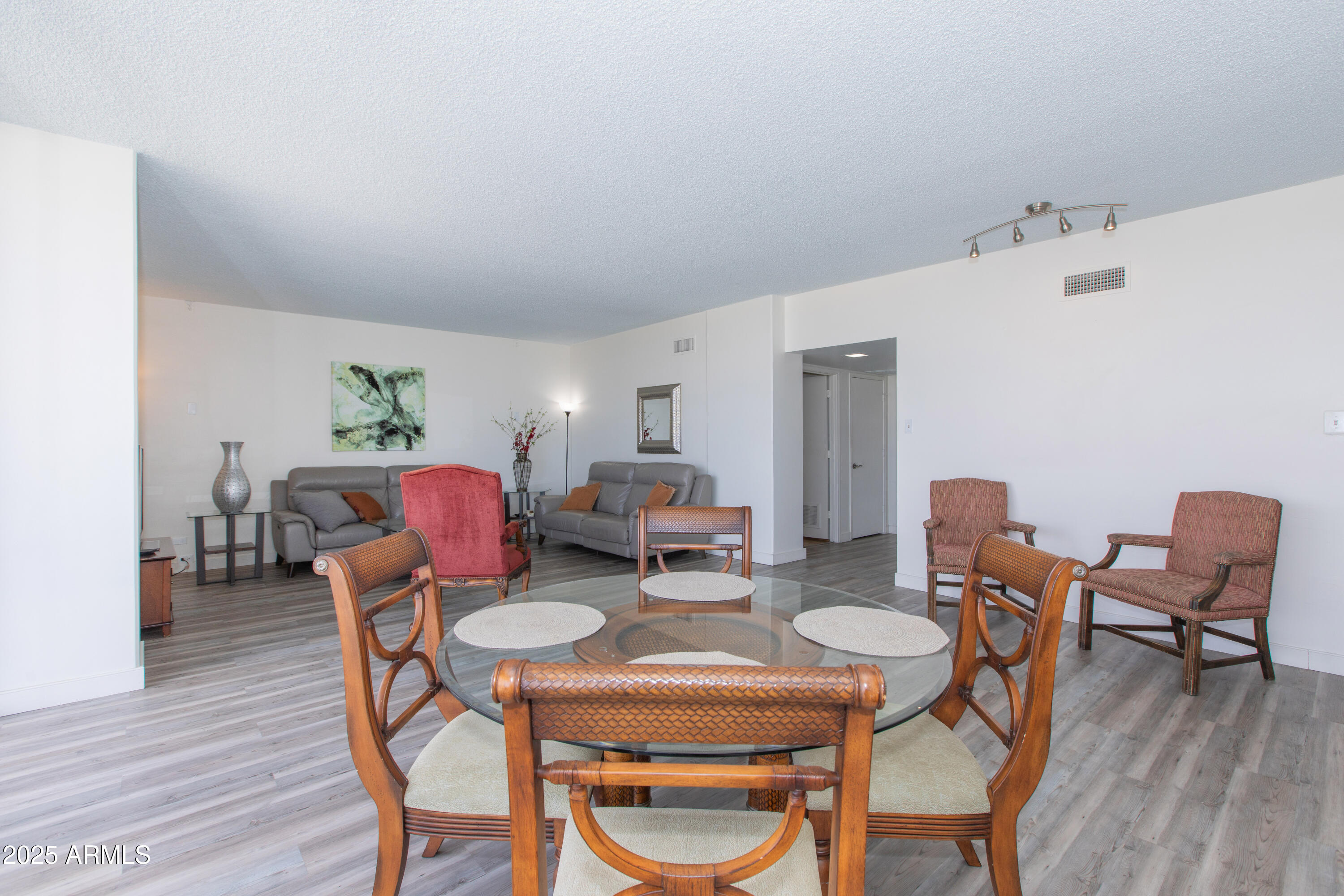 207 W CLARENDON Avenue, 14E