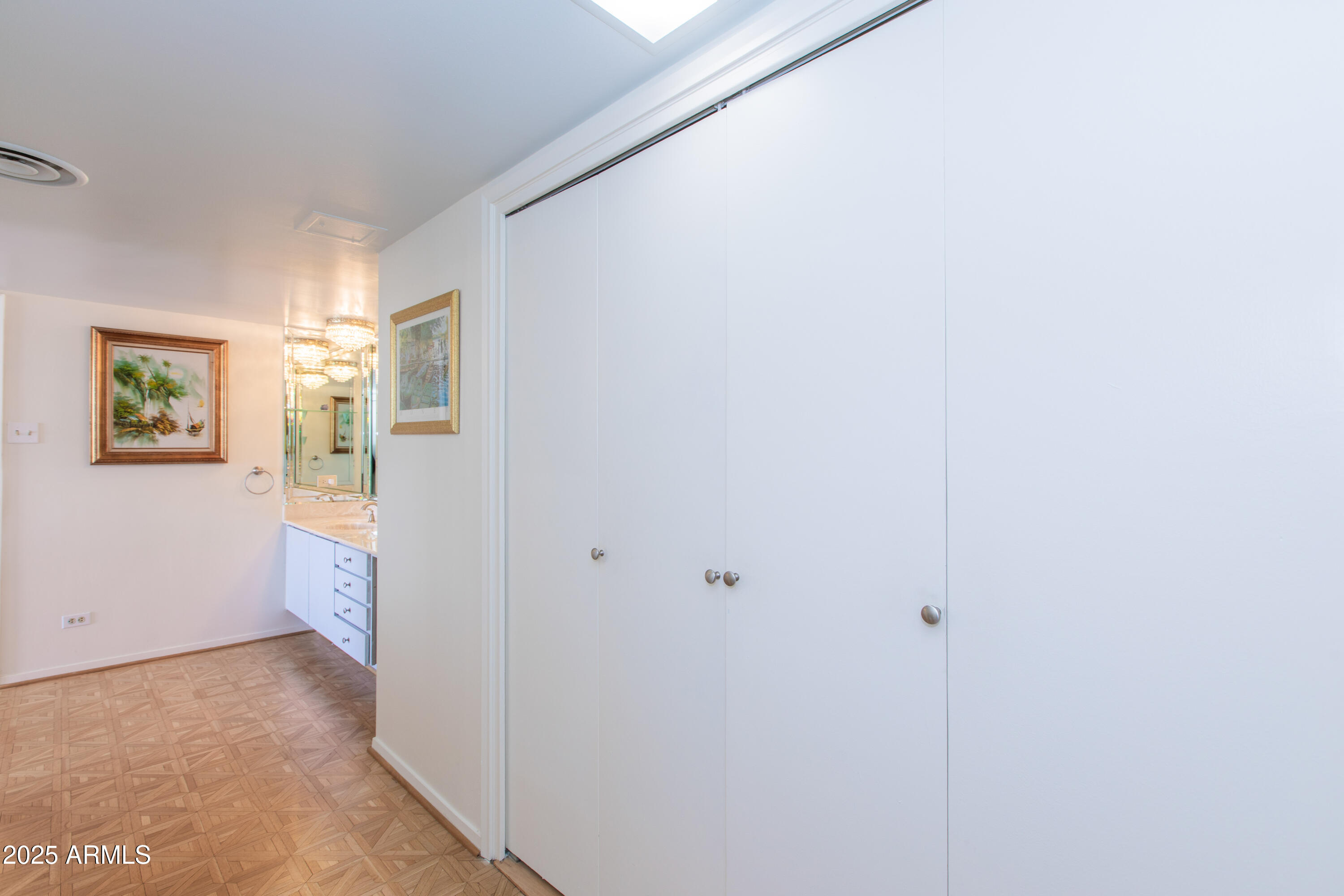 207 W CLARENDON Avenue, 14E