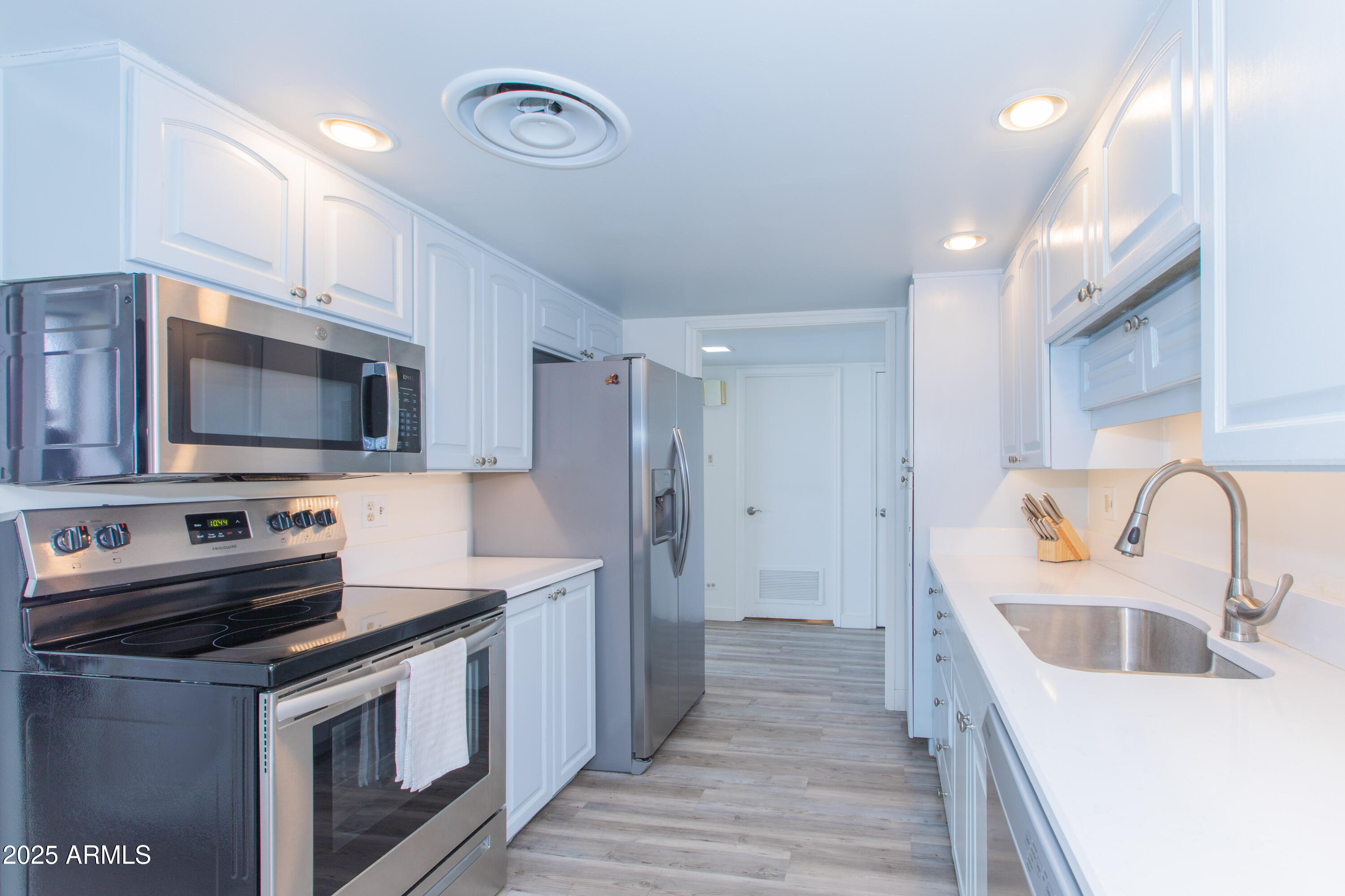 207 W CLARENDON Avenue, 14E