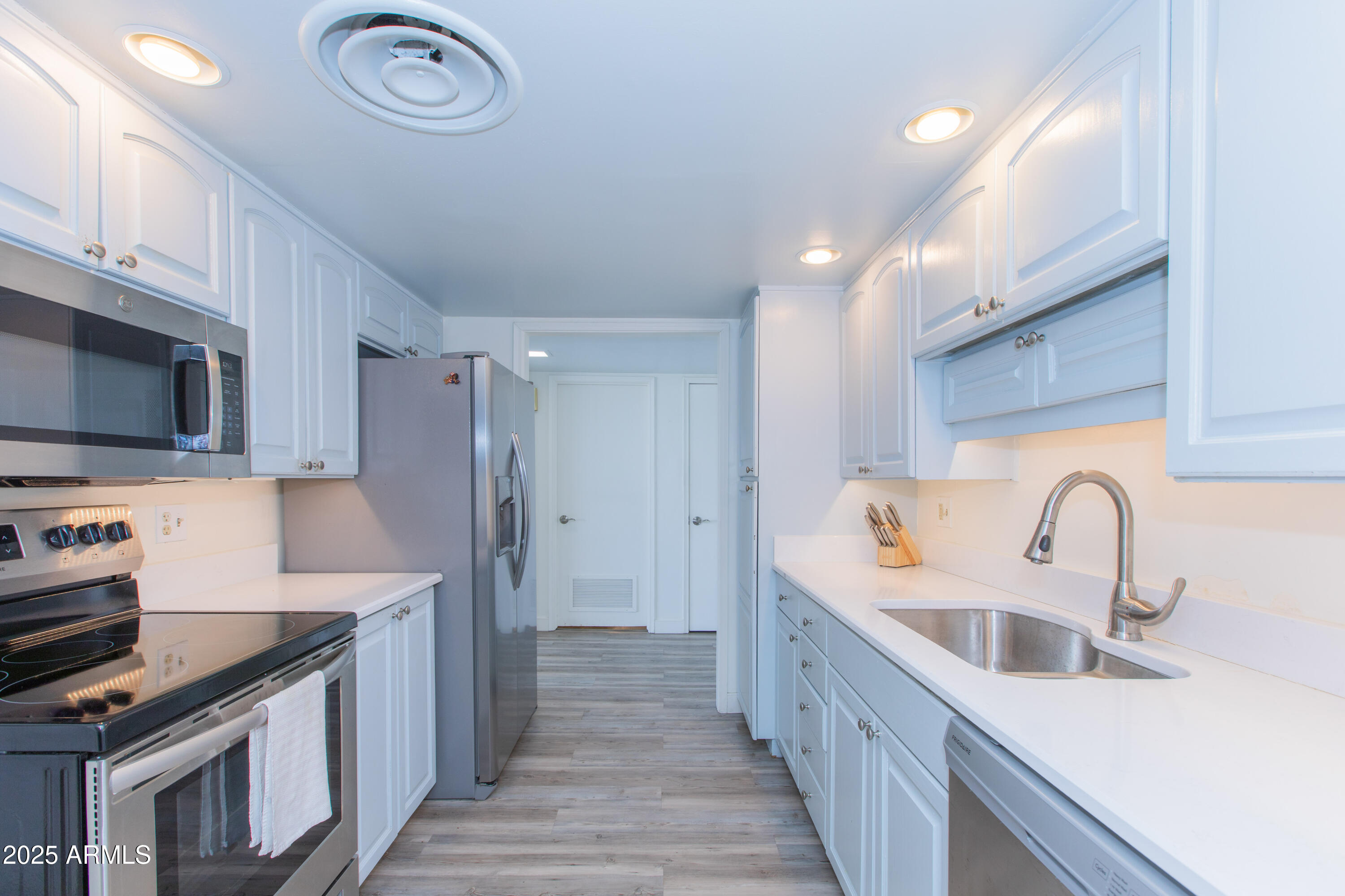 207 W CLARENDON Avenue, 14E