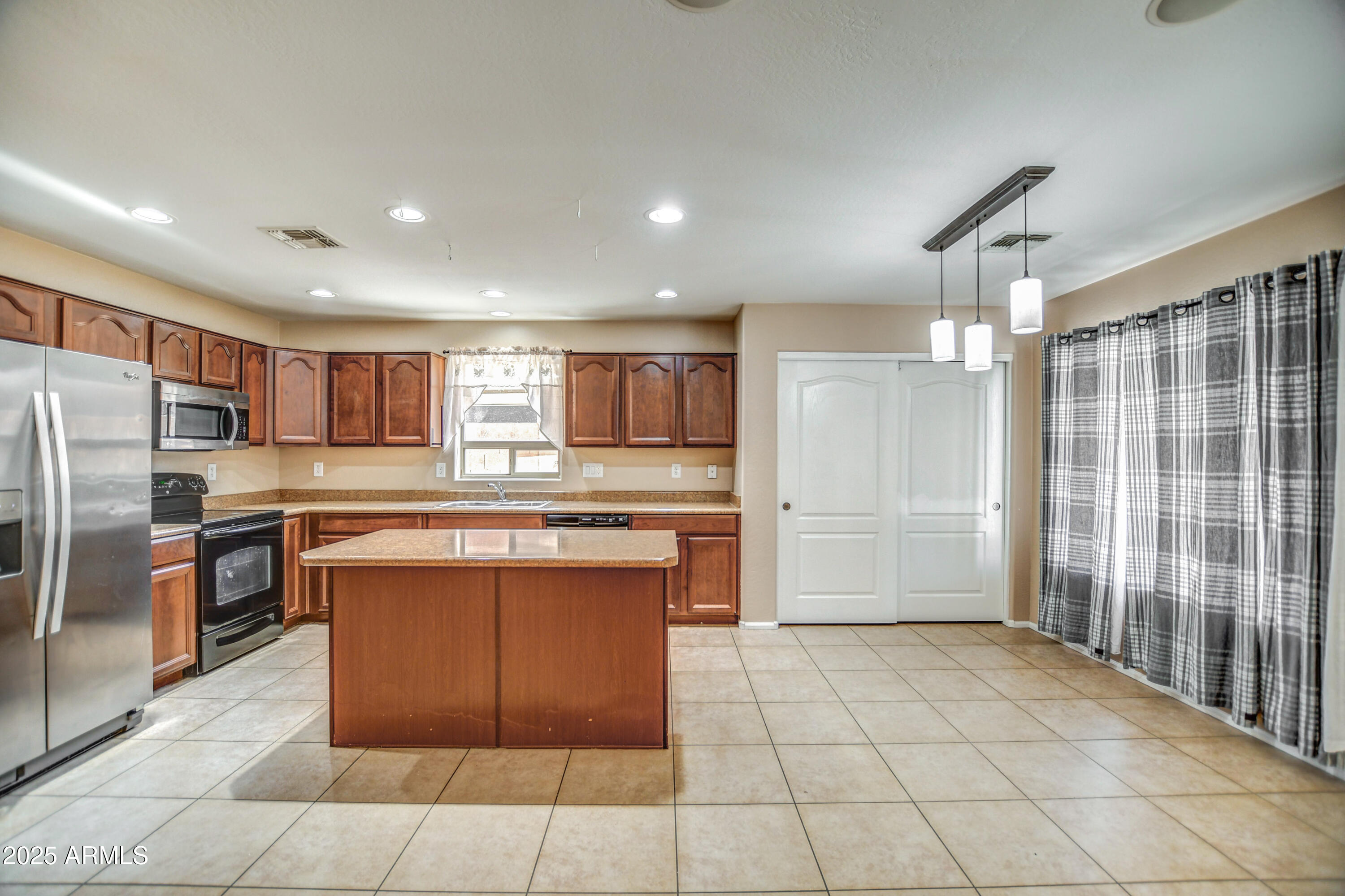 40437 W ROBBINS Drive