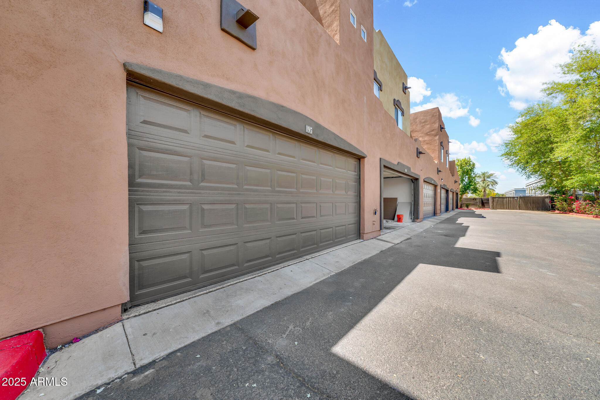 1718 W COLTER Street, 195