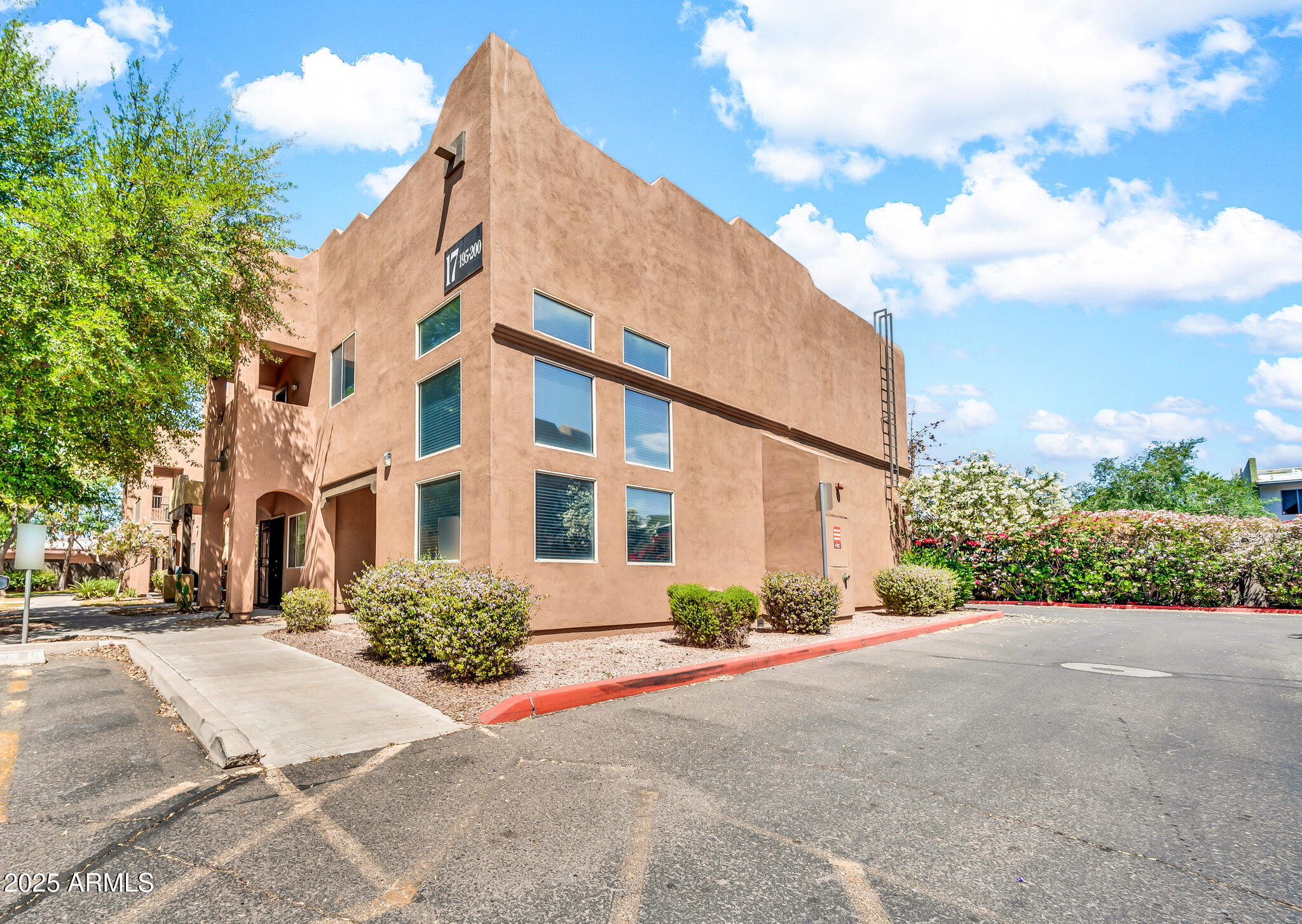 1718 W COLTER Street, 195