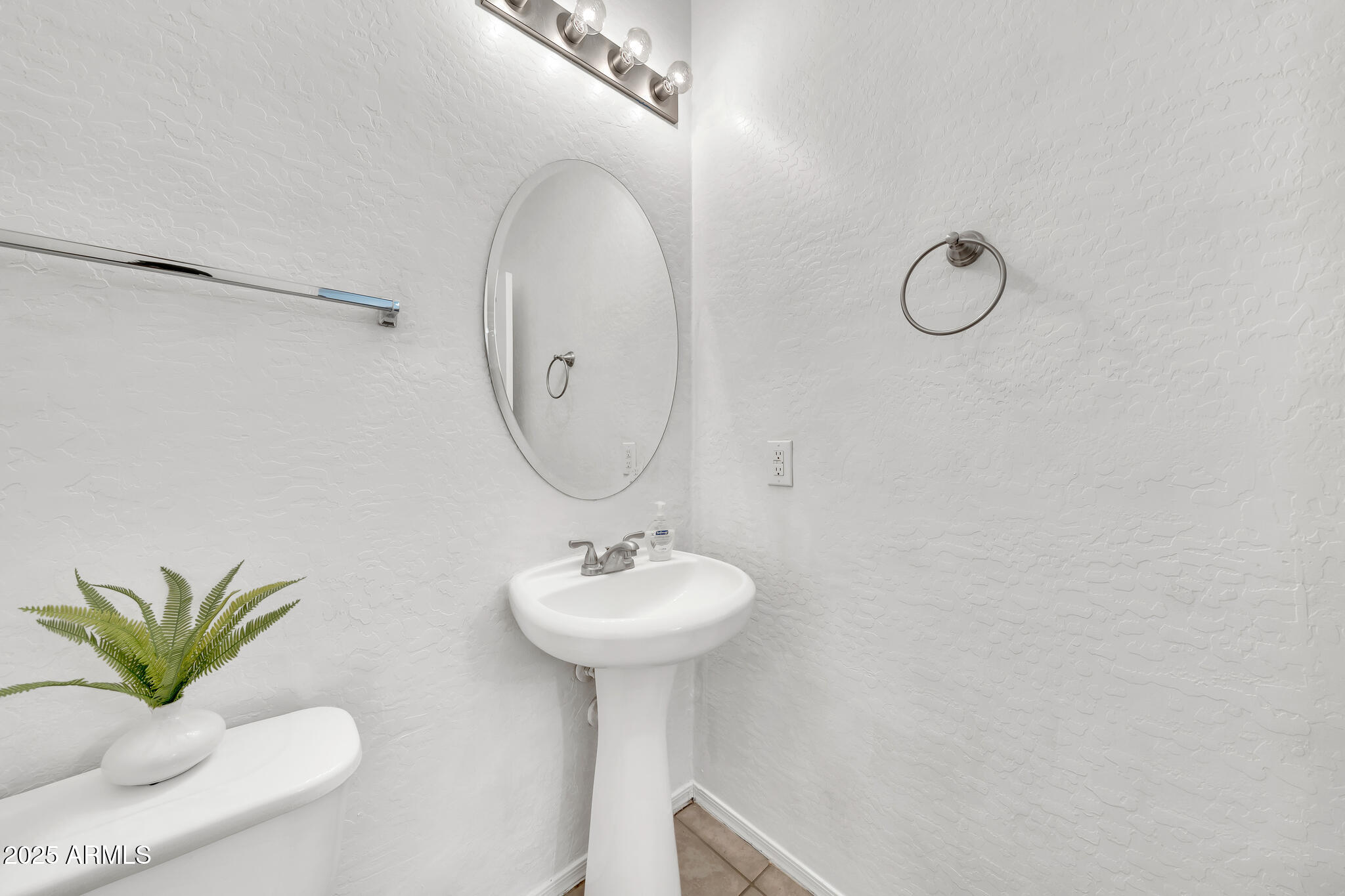 1718 W COLTER Street, 195