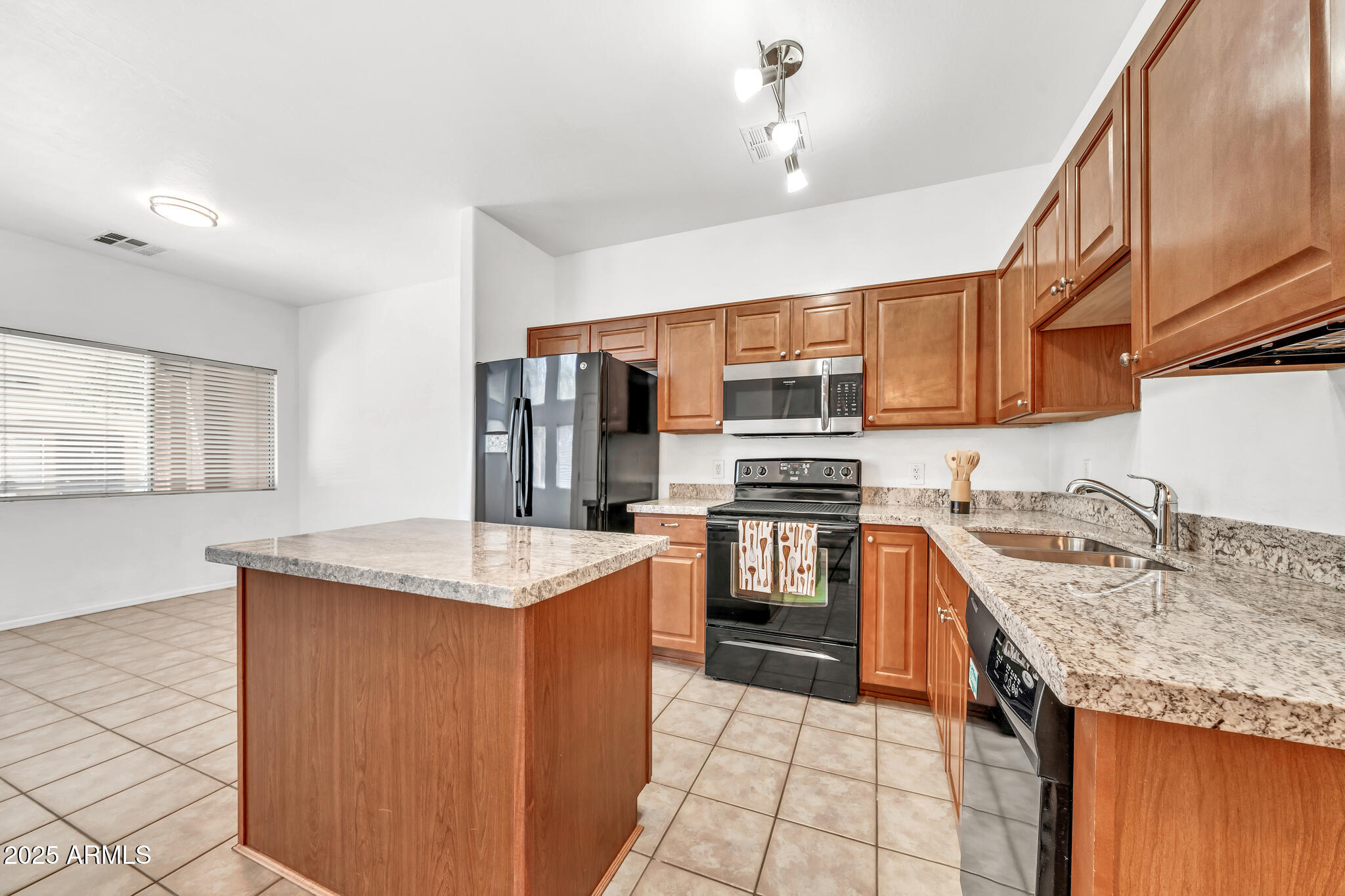 1718 W COLTER Street, 195