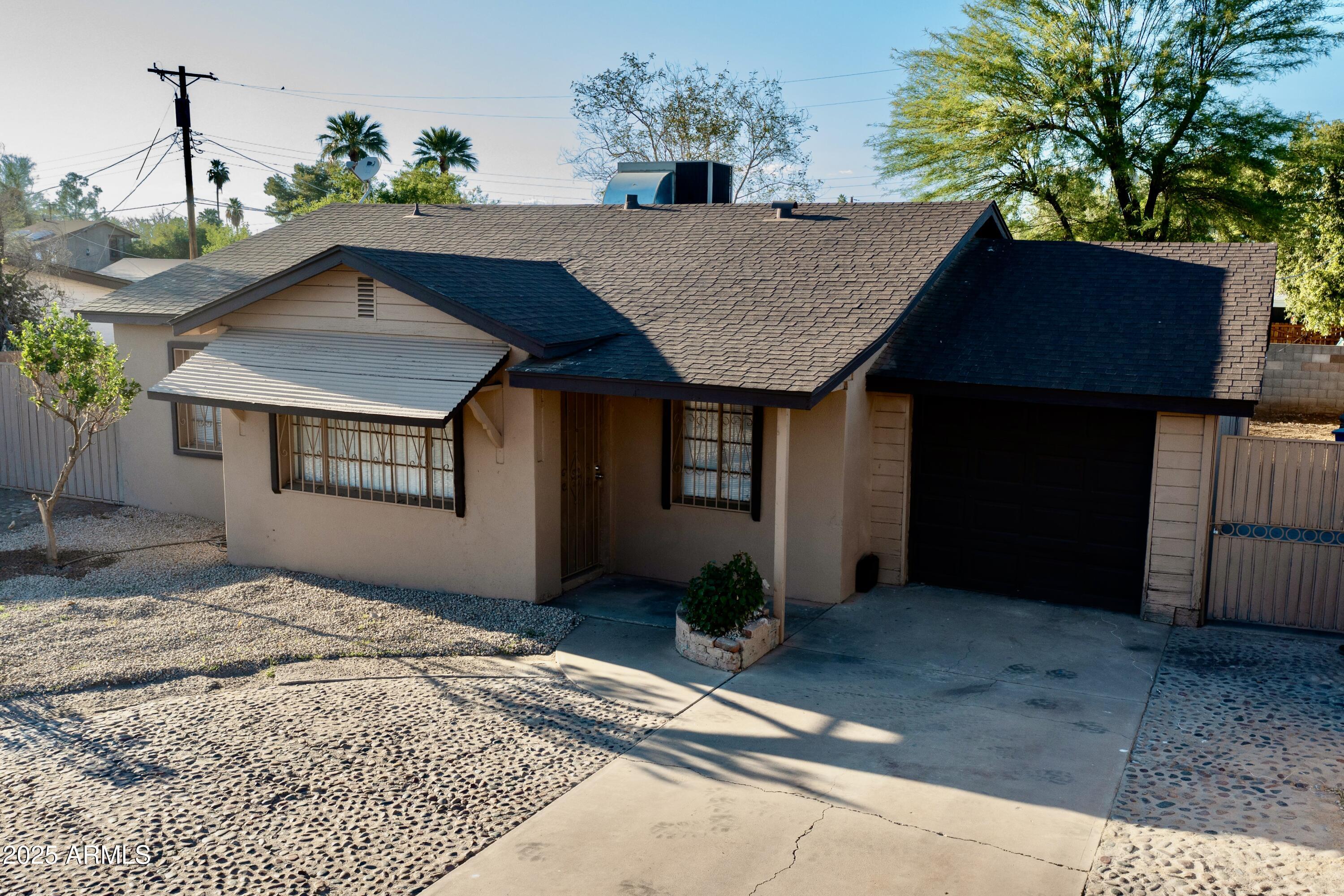 1914 W COLTER Street