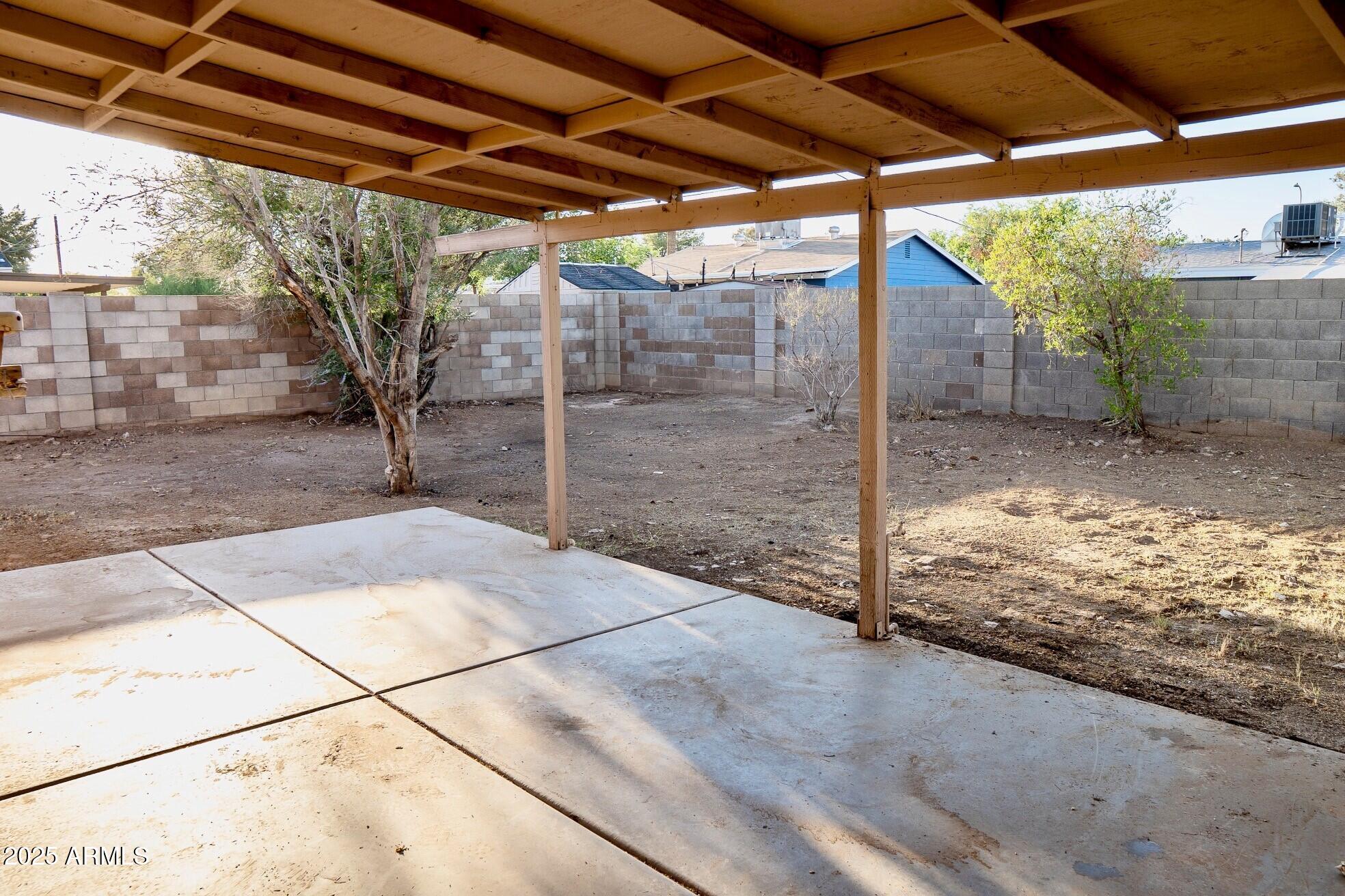 1914 W COLTER Street