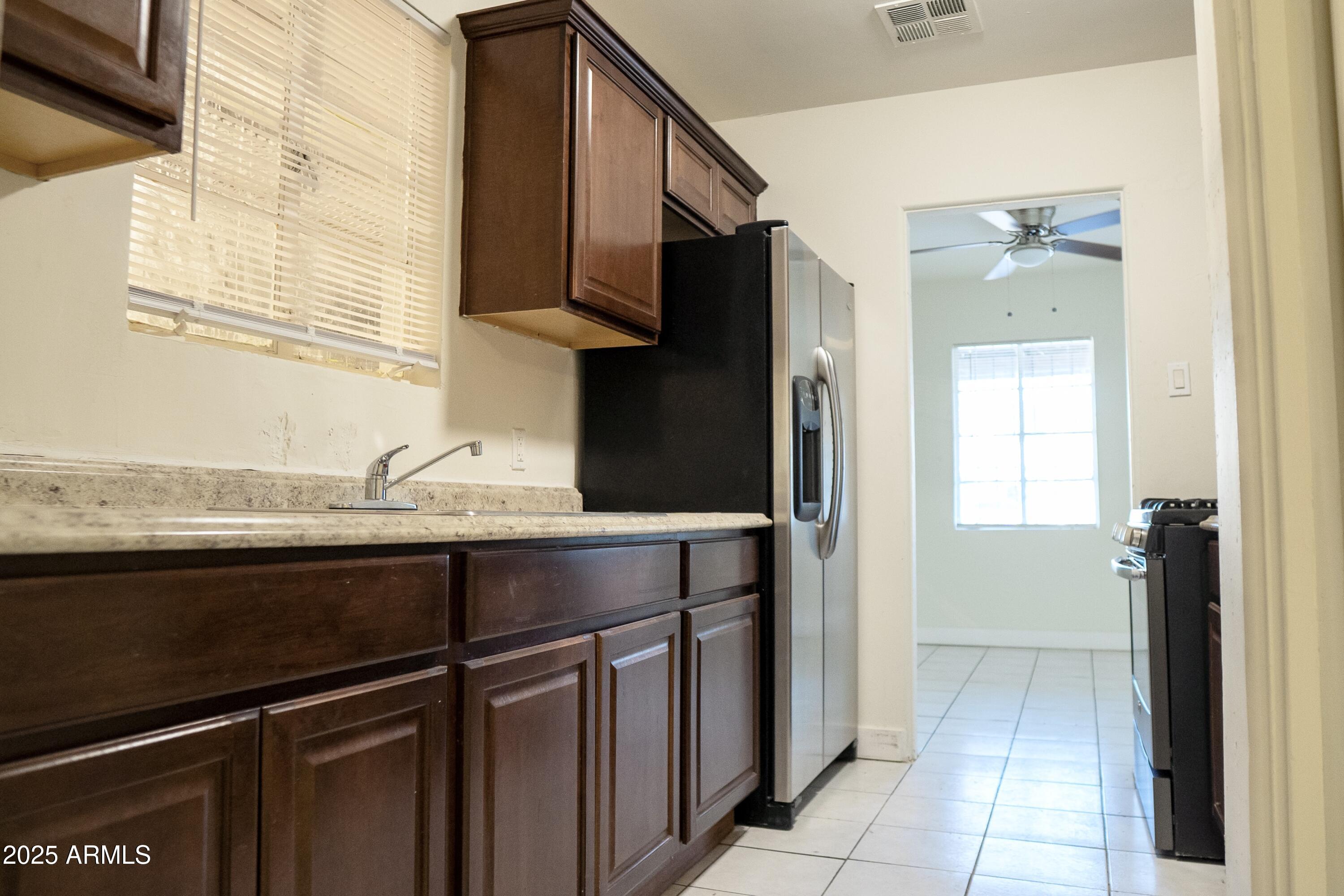 1914 W COLTER Street