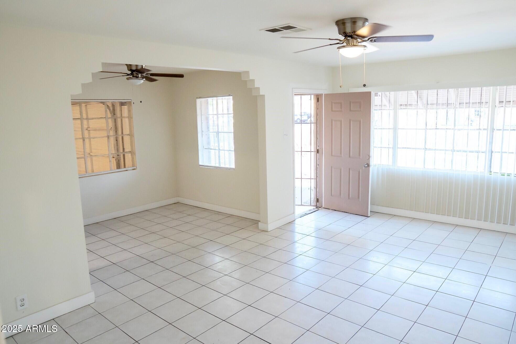 1914 W COLTER Street