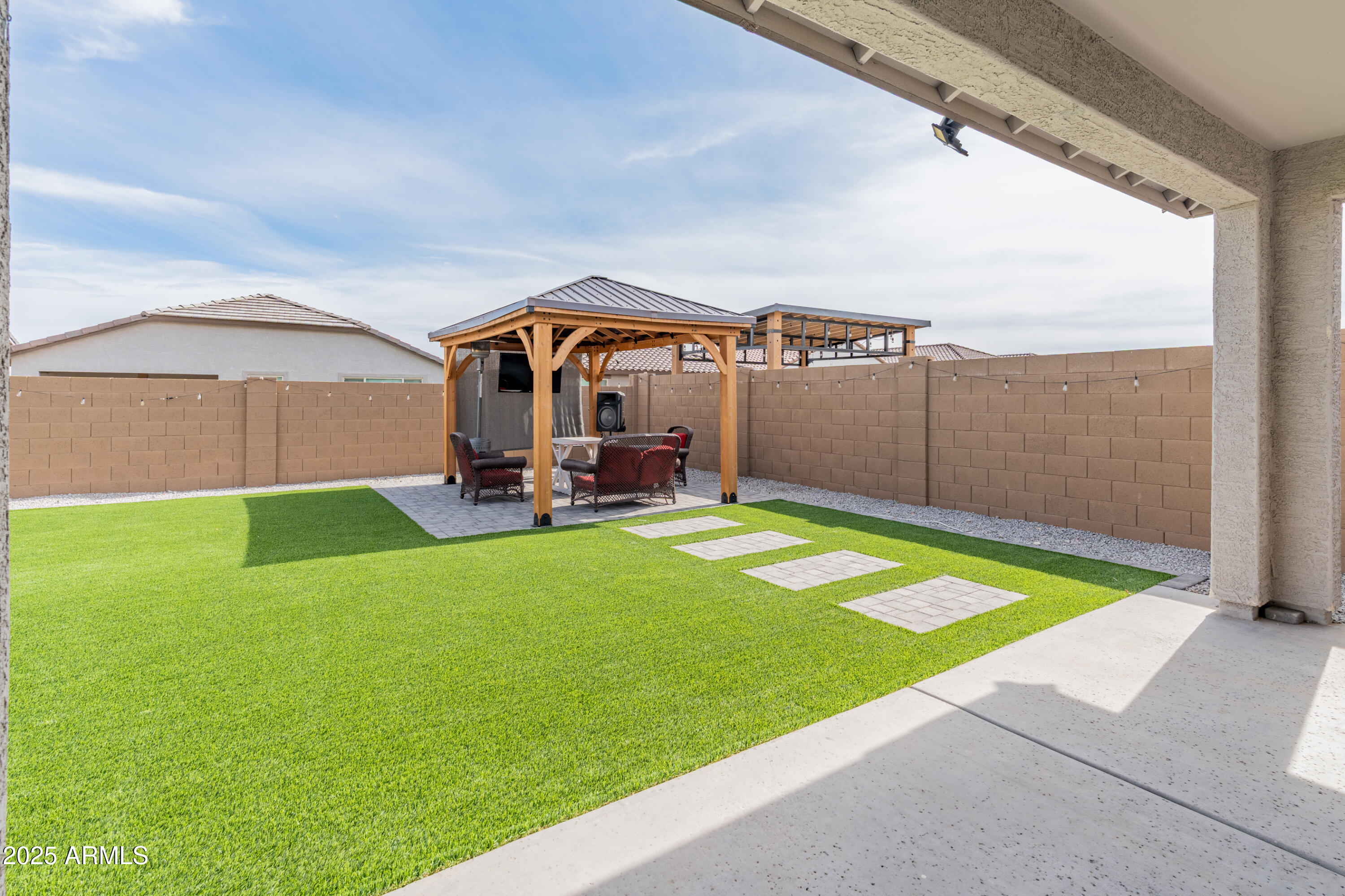 19407 W PIERSON Street