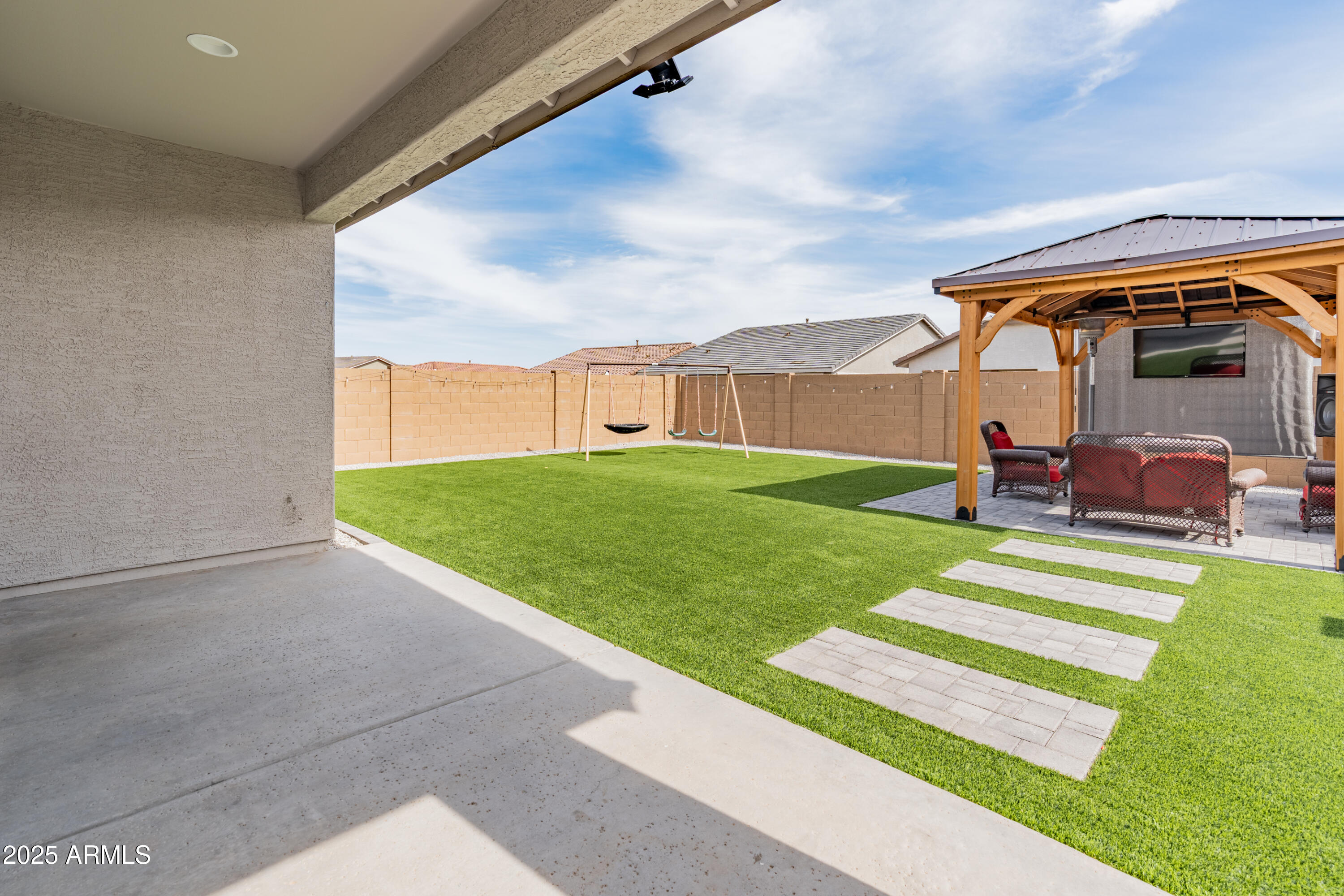 19407 W PIERSON Street