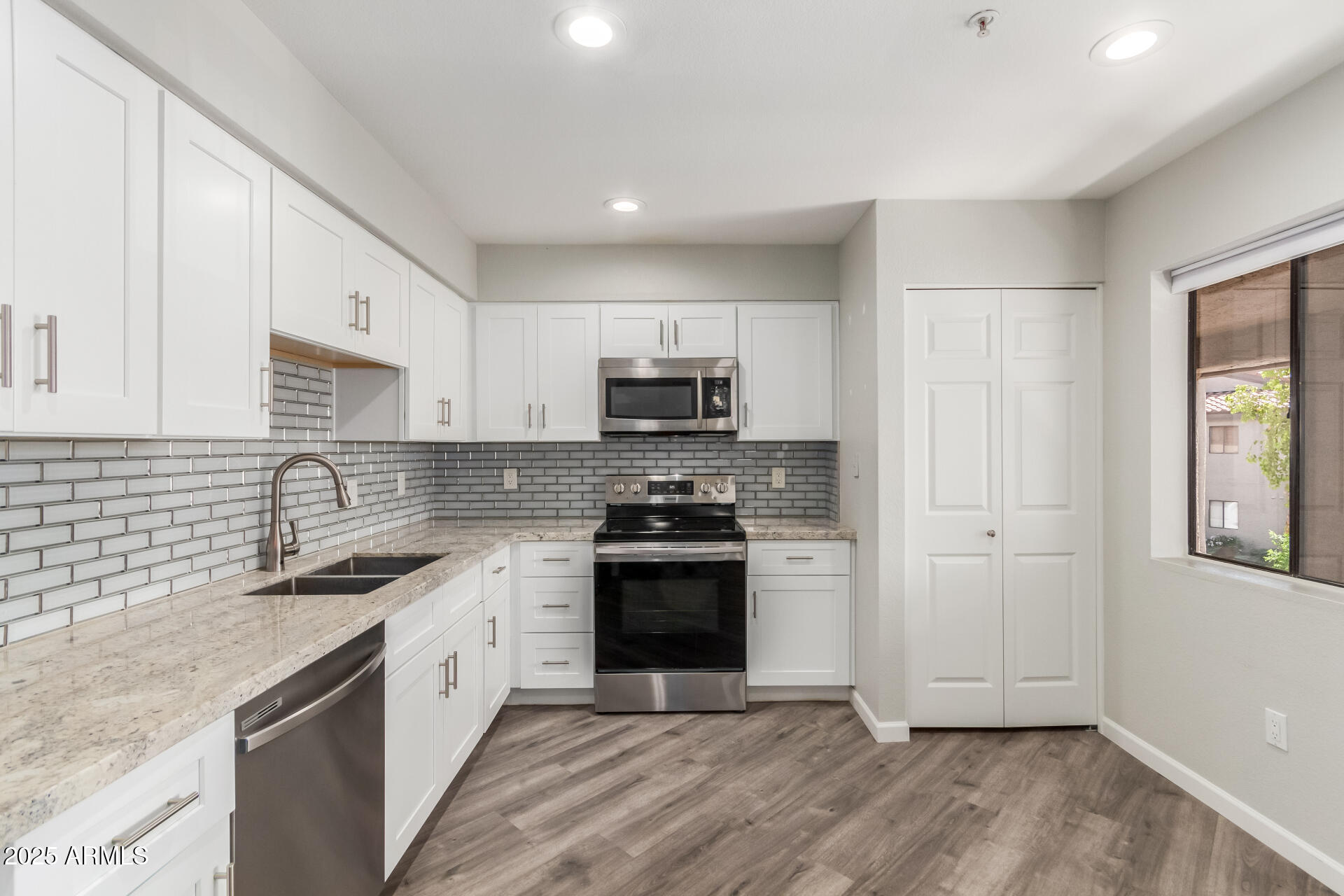 9460 E MISSION Lane E, 211