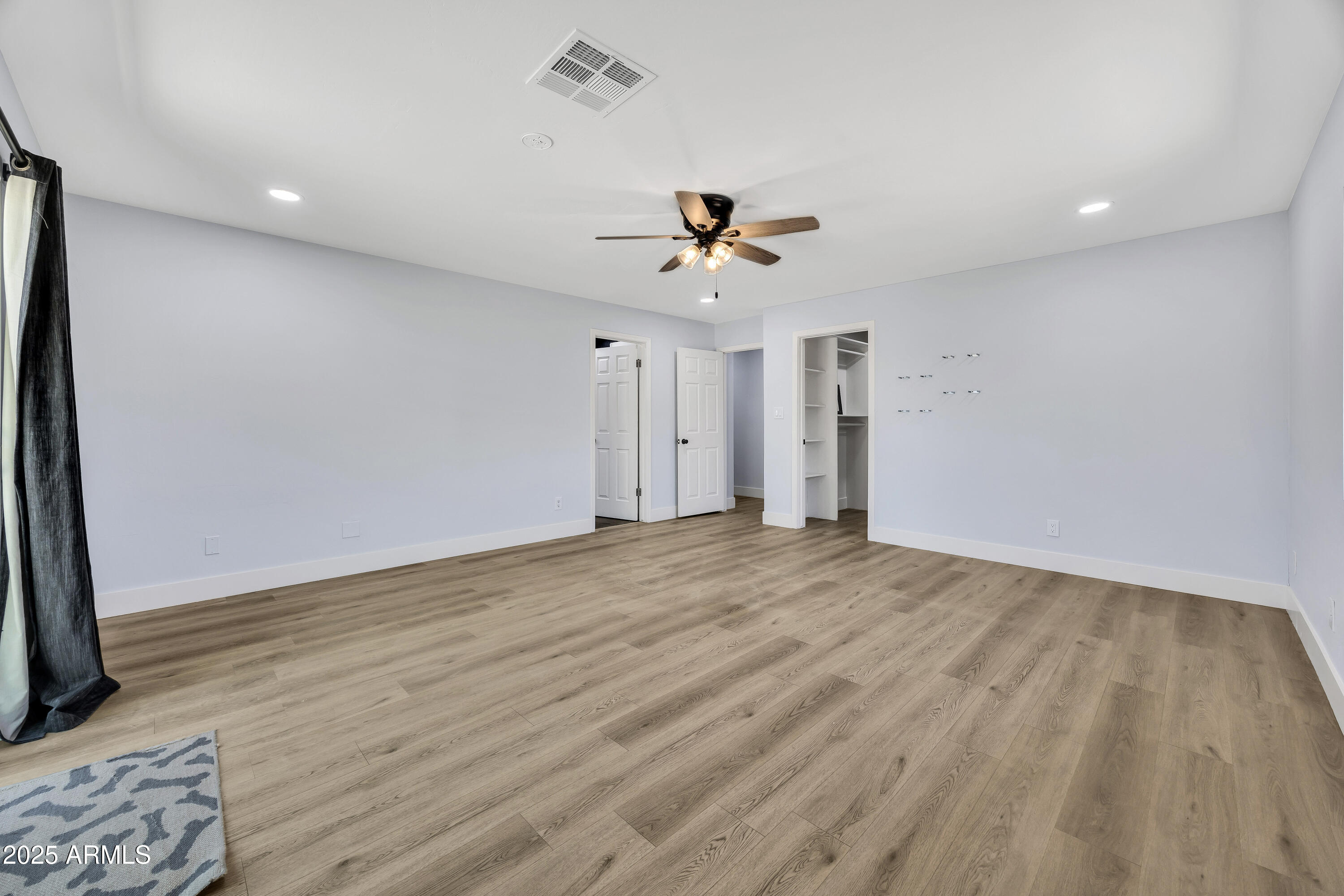 5728 E SHARON Drive