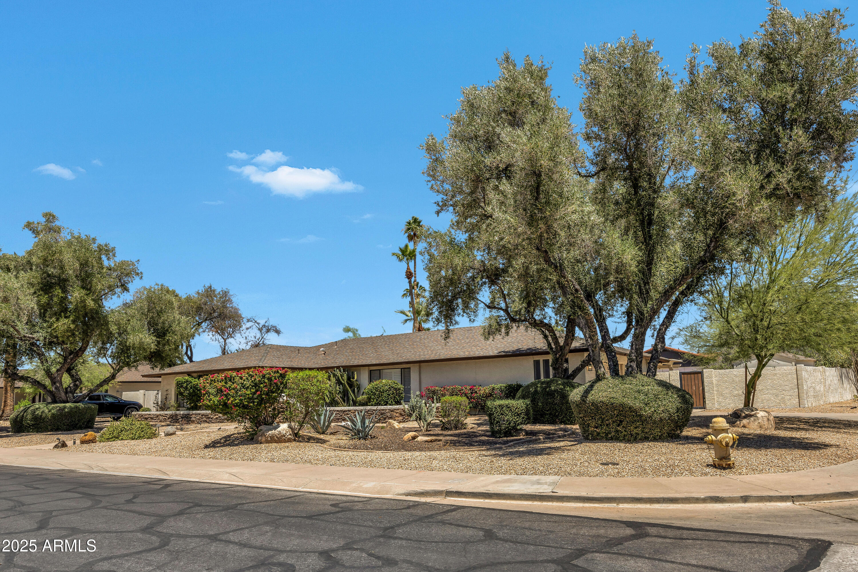 5728 E SHARON Drive