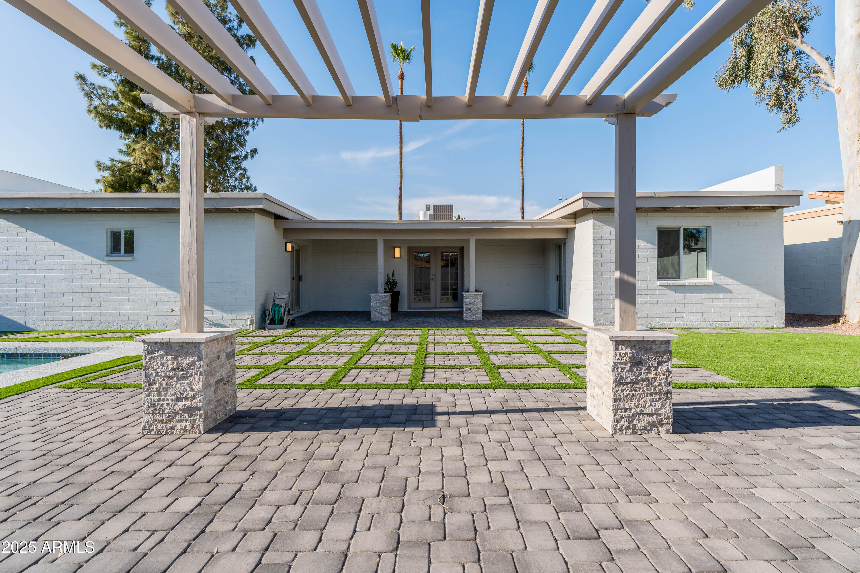 4033 W SHARON Avenue