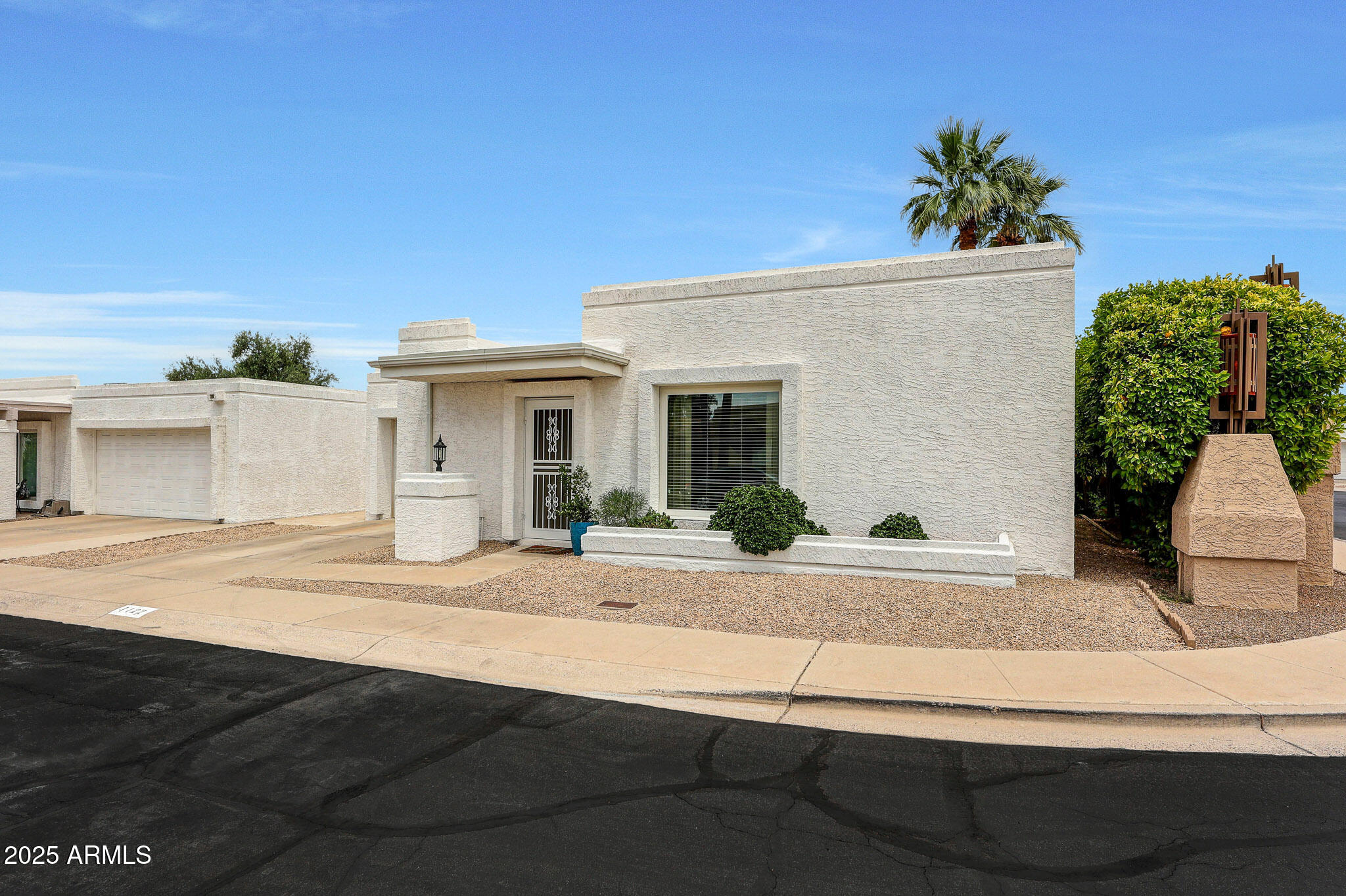 1122 E MICHELLE Drive