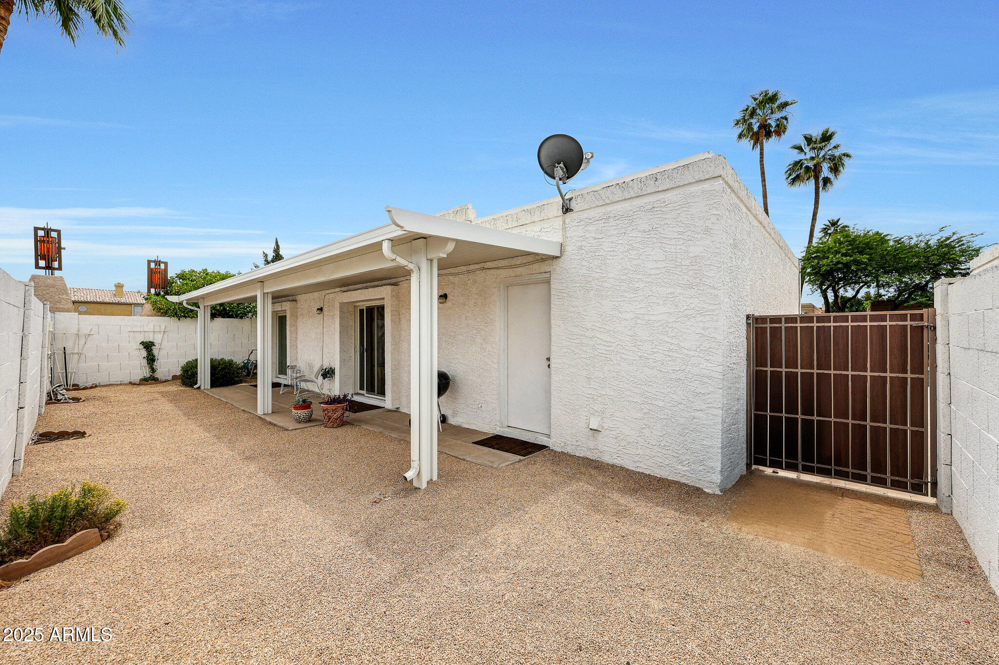 1122 E MICHELLE Drive