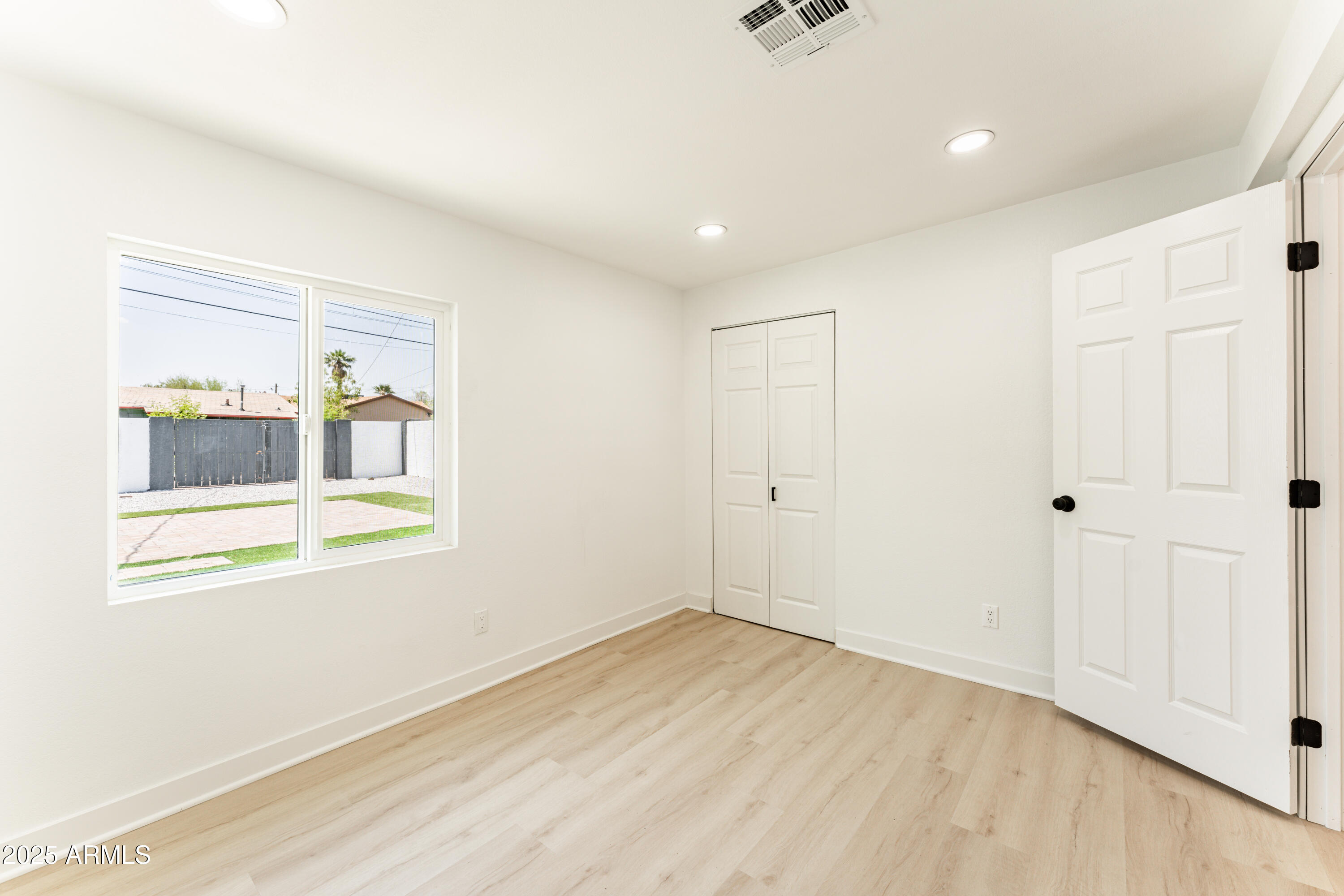 1425 E DIAMOND Street