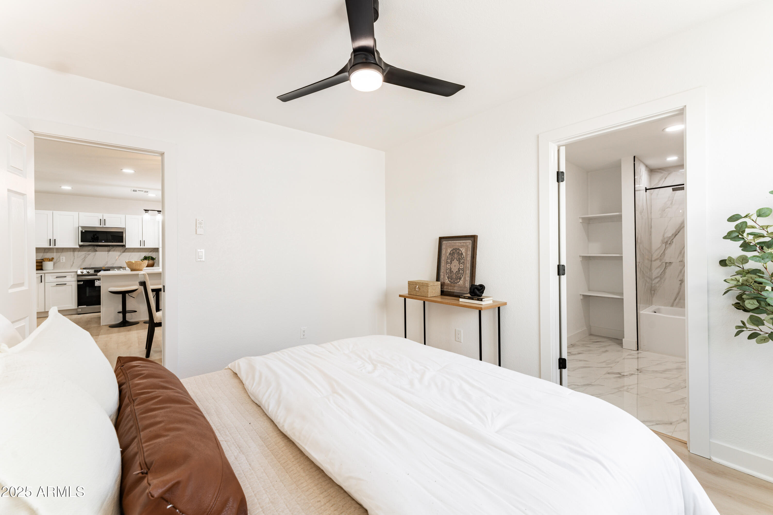 1425 E DIAMOND Street