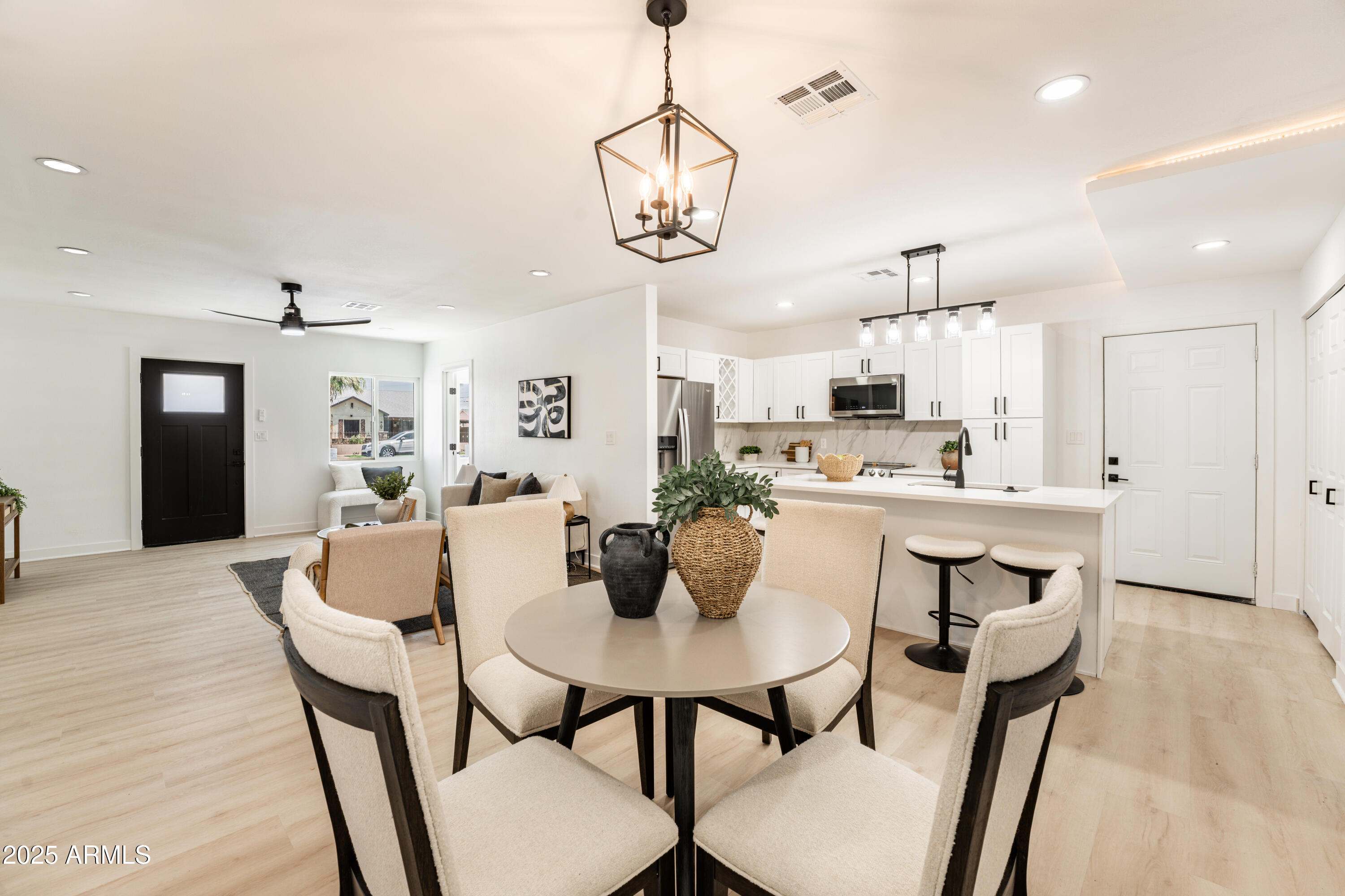 1425 E DIAMOND Street