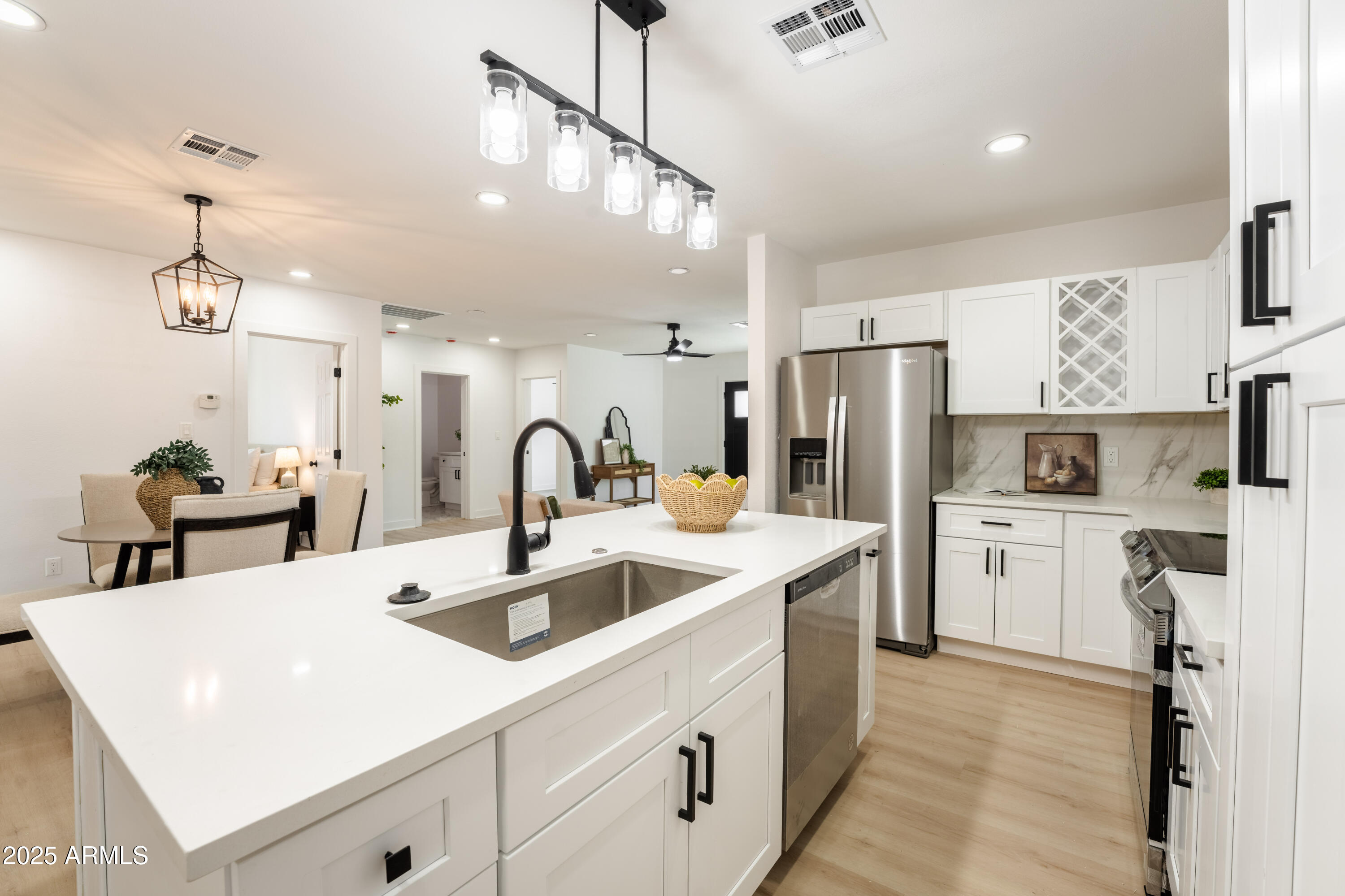 1425 E DIAMOND Street