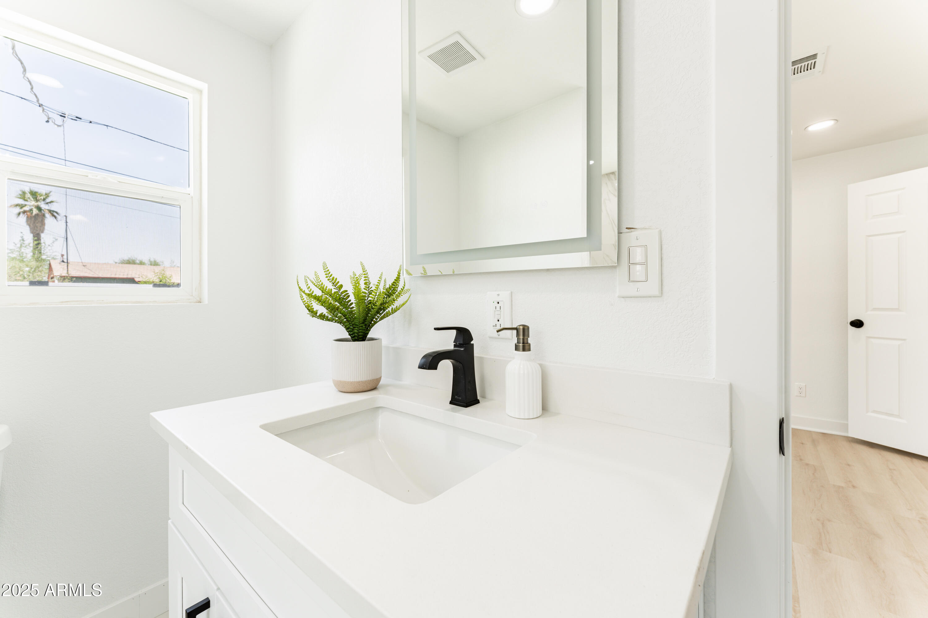 1425 E DIAMOND Street