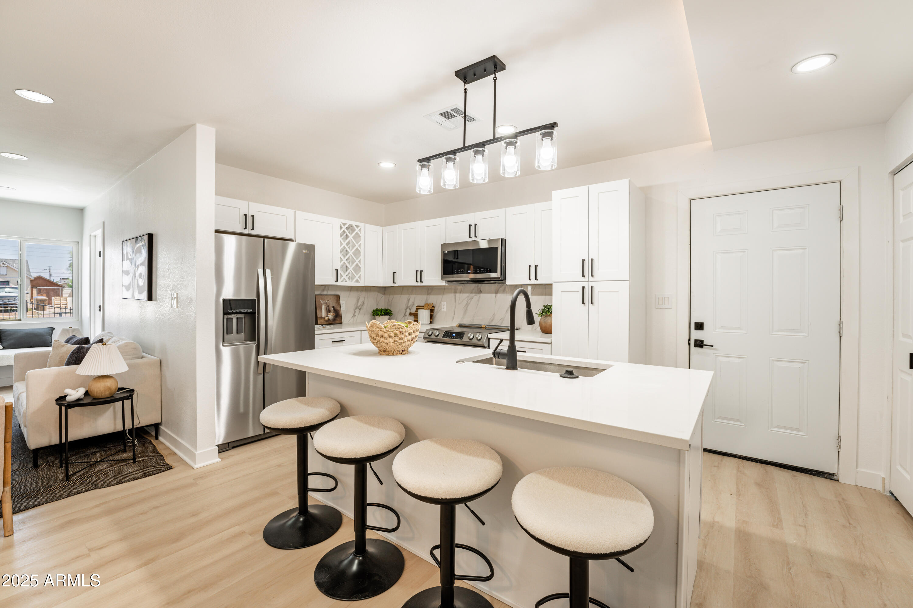 1425 E DIAMOND Street