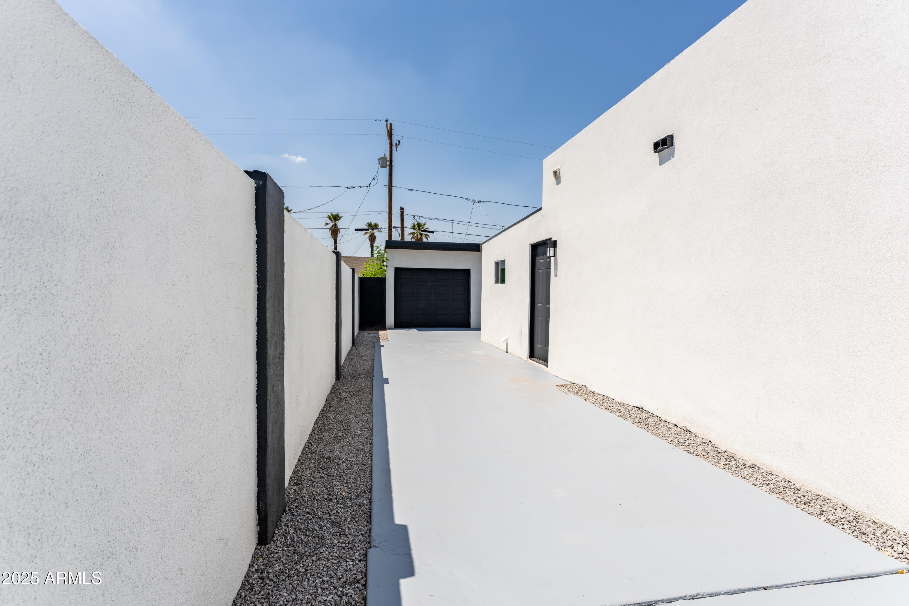 1425 E DIAMOND Street