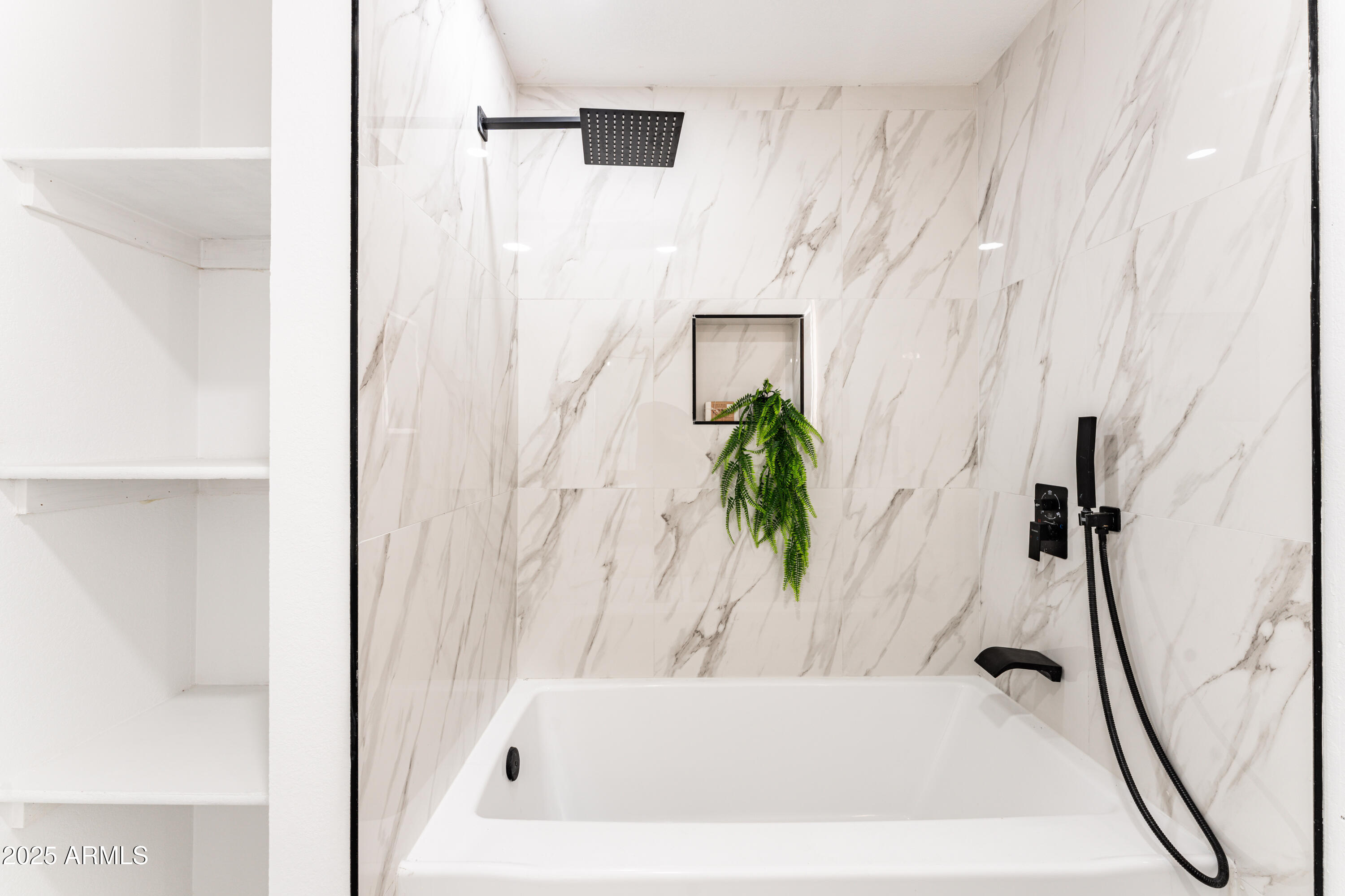 1425 E DIAMOND Street