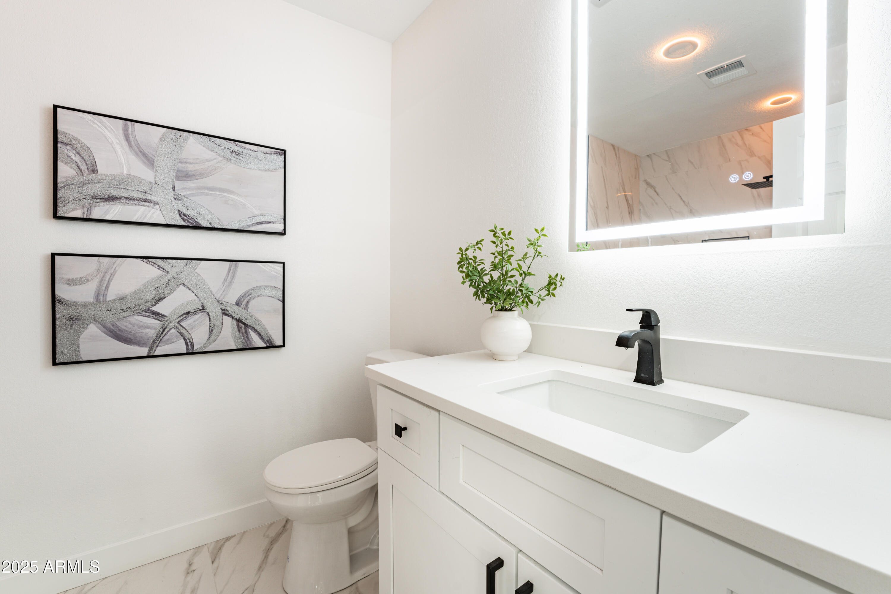 1425 E DIAMOND Street