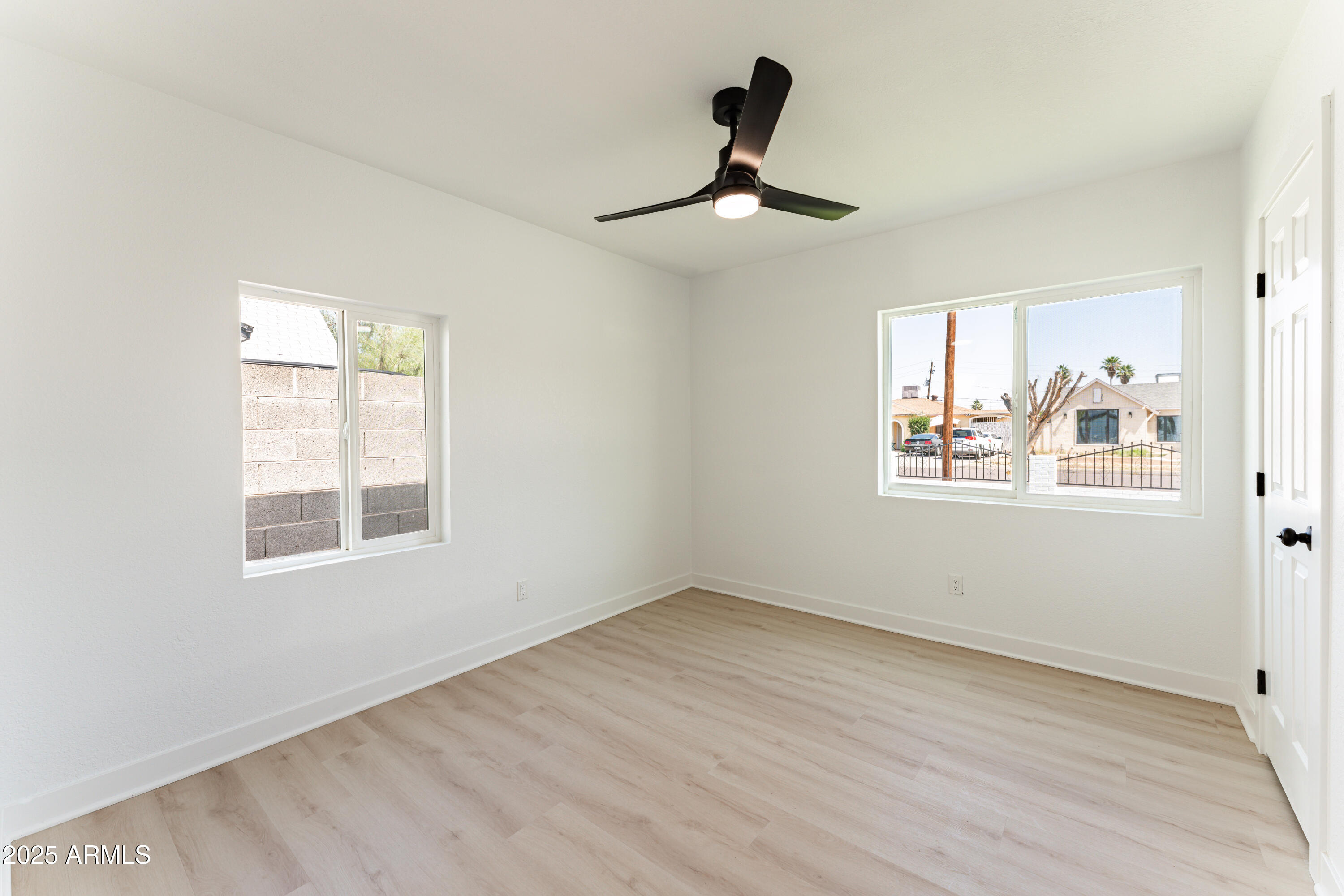 1425 E DIAMOND Street