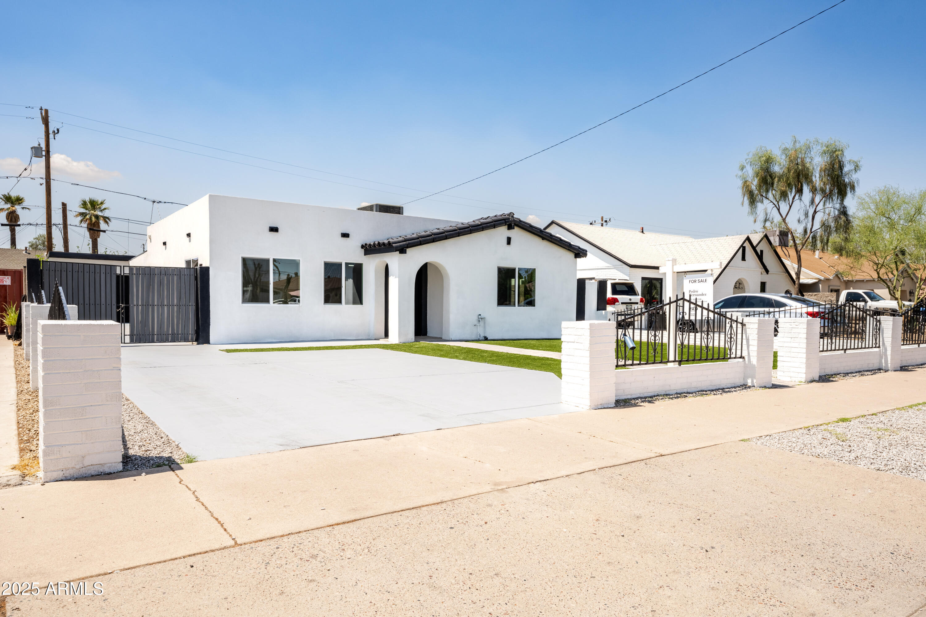 1425 E DIAMOND Street