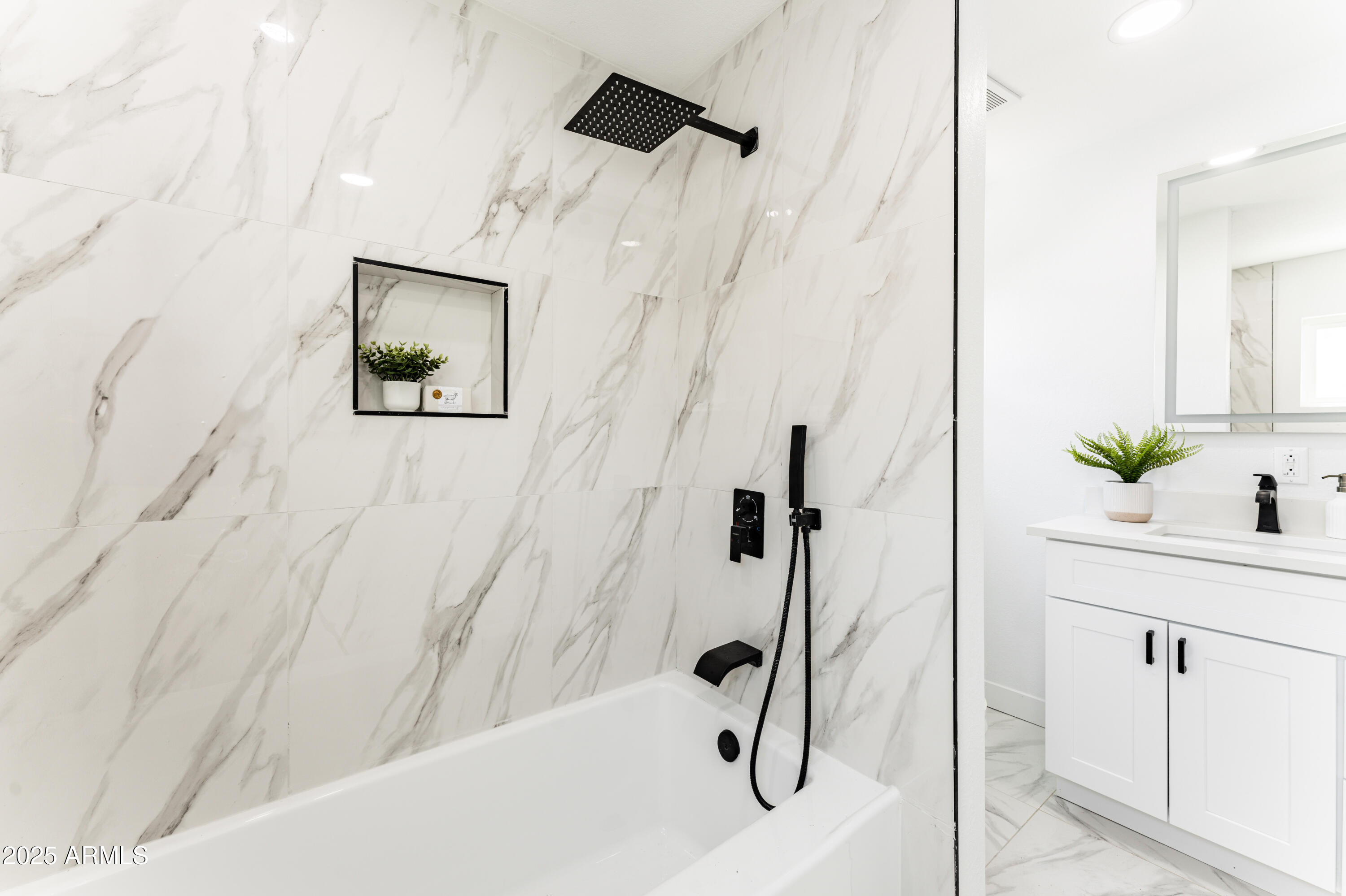 1425 E DIAMOND Street