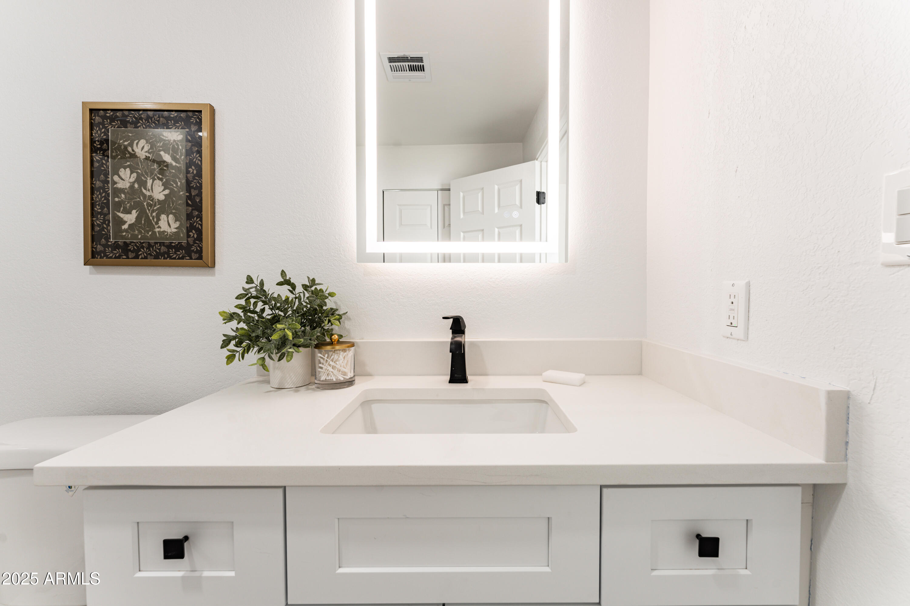 1425 E DIAMOND Street