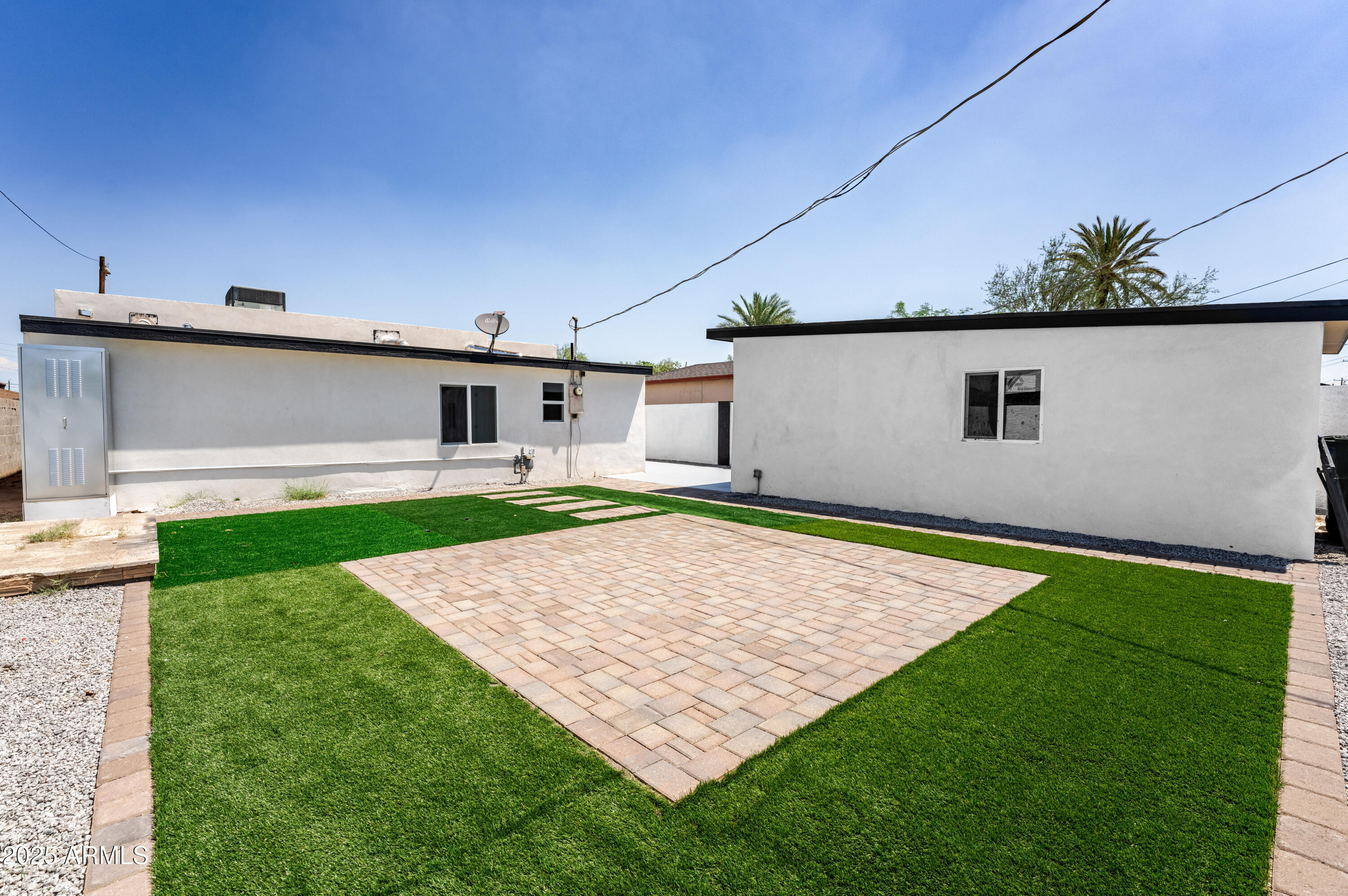 1425 E DIAMOND Street