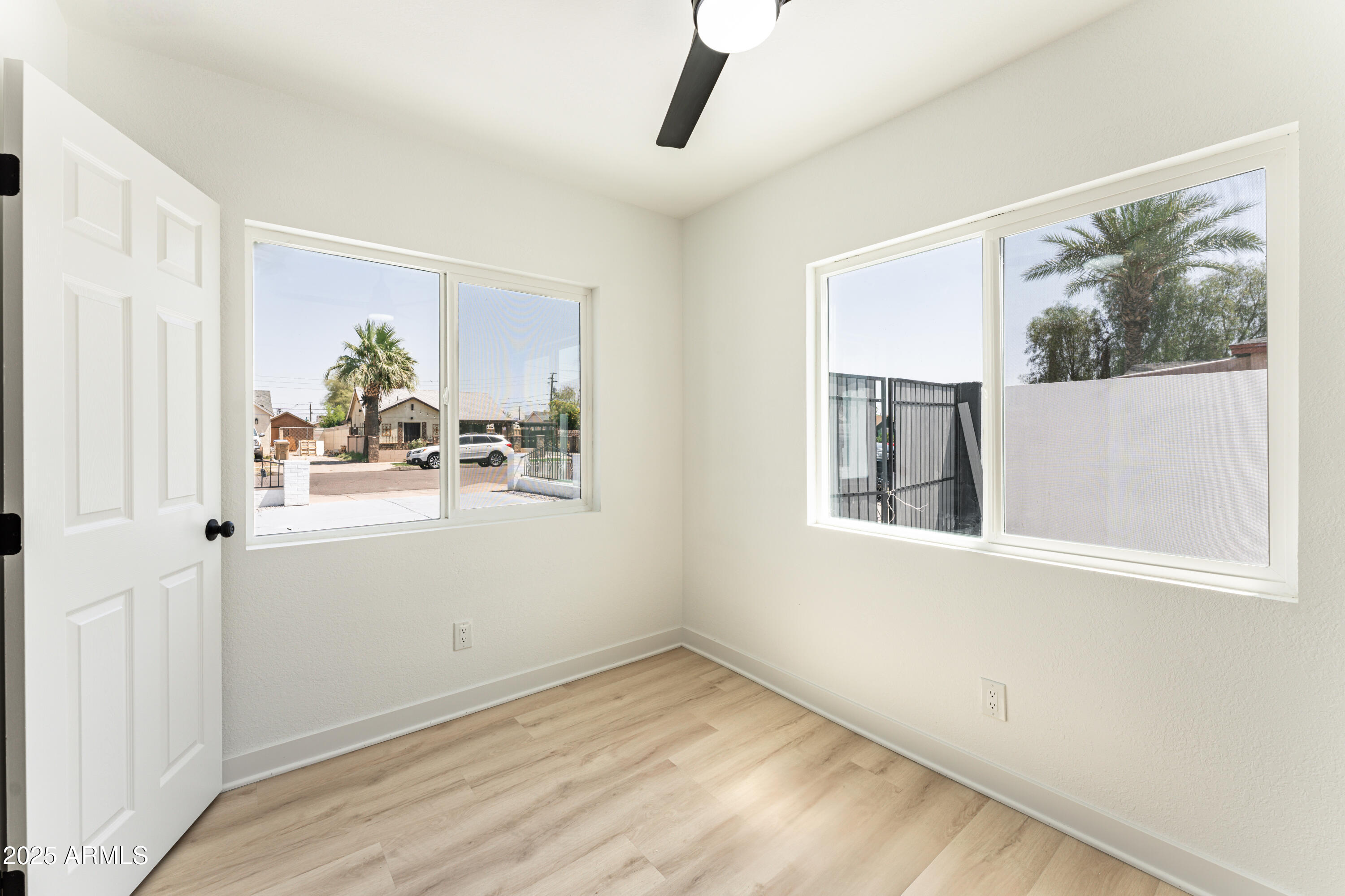 1425 E DIAMOND Street