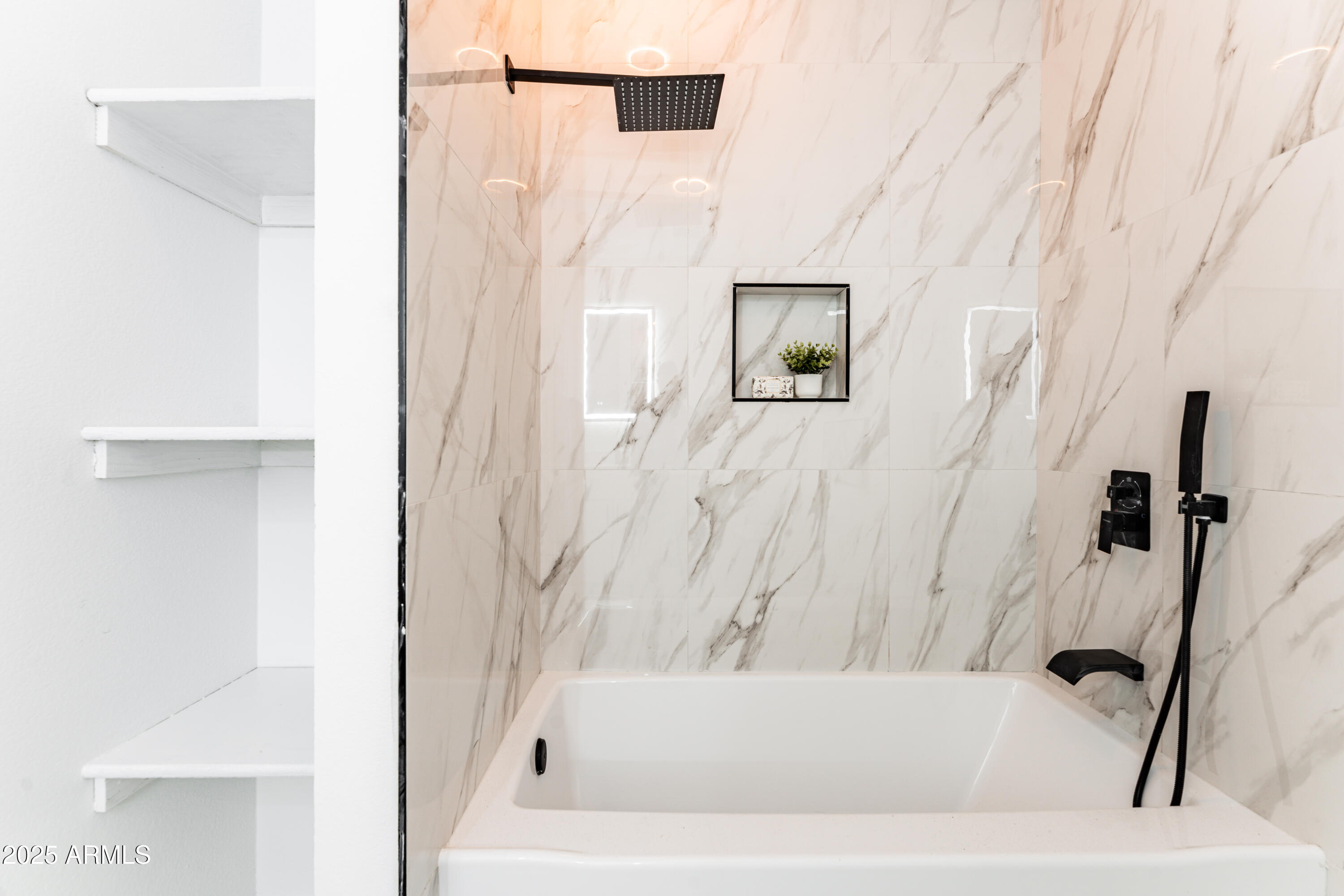 1425 E DIAMOND Street