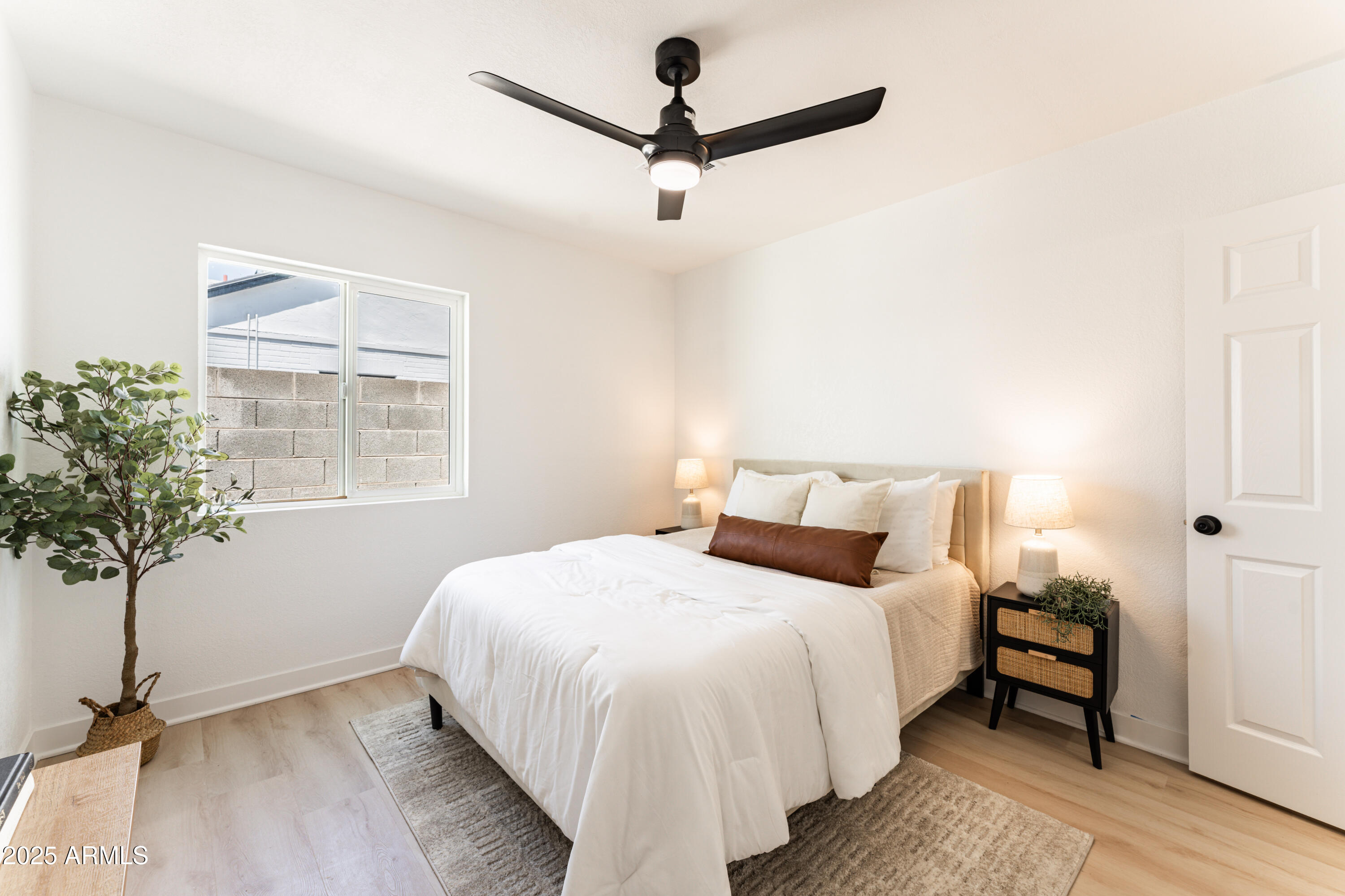 1425 E DIAMOND Street