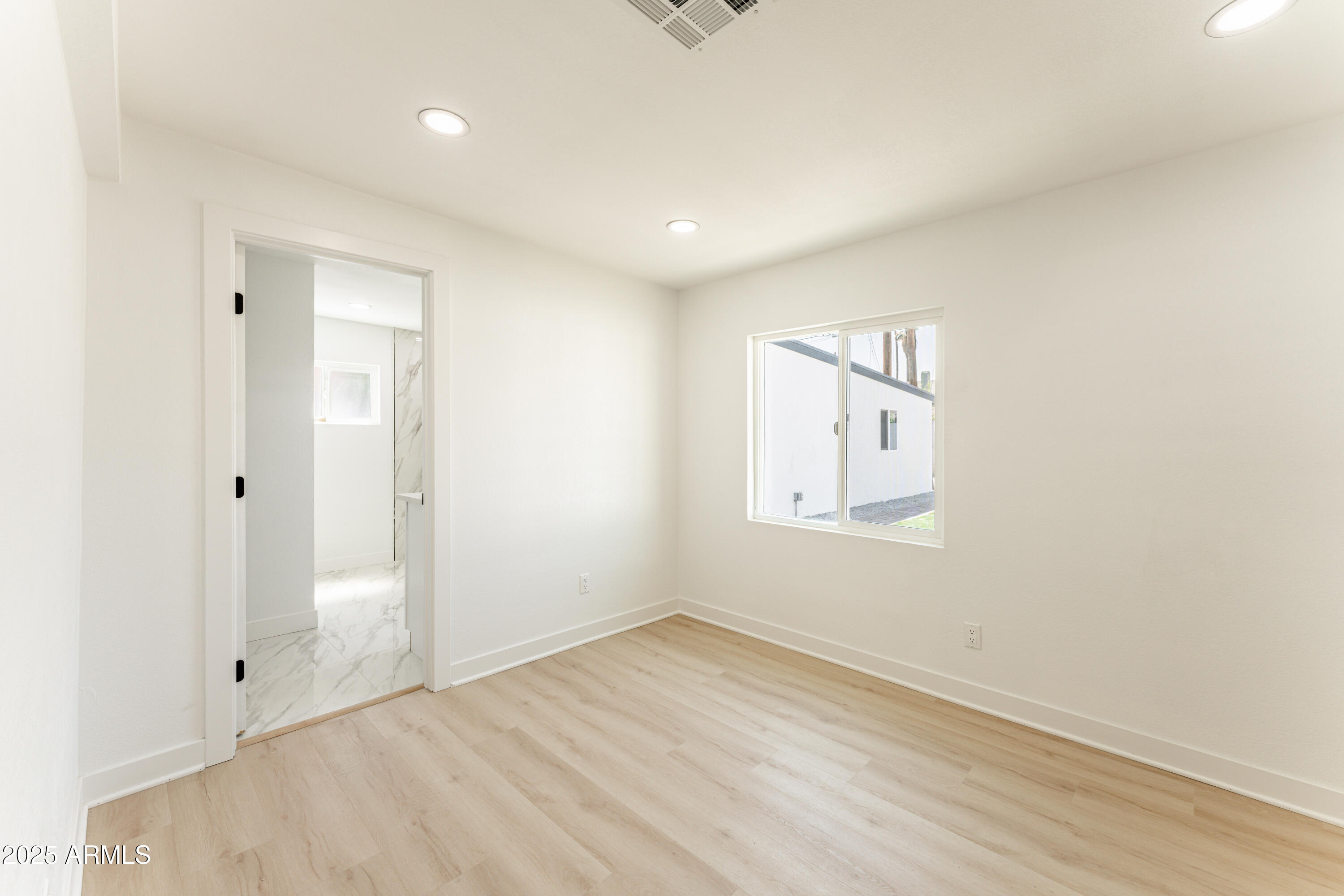 1425 E DIAMOND Street