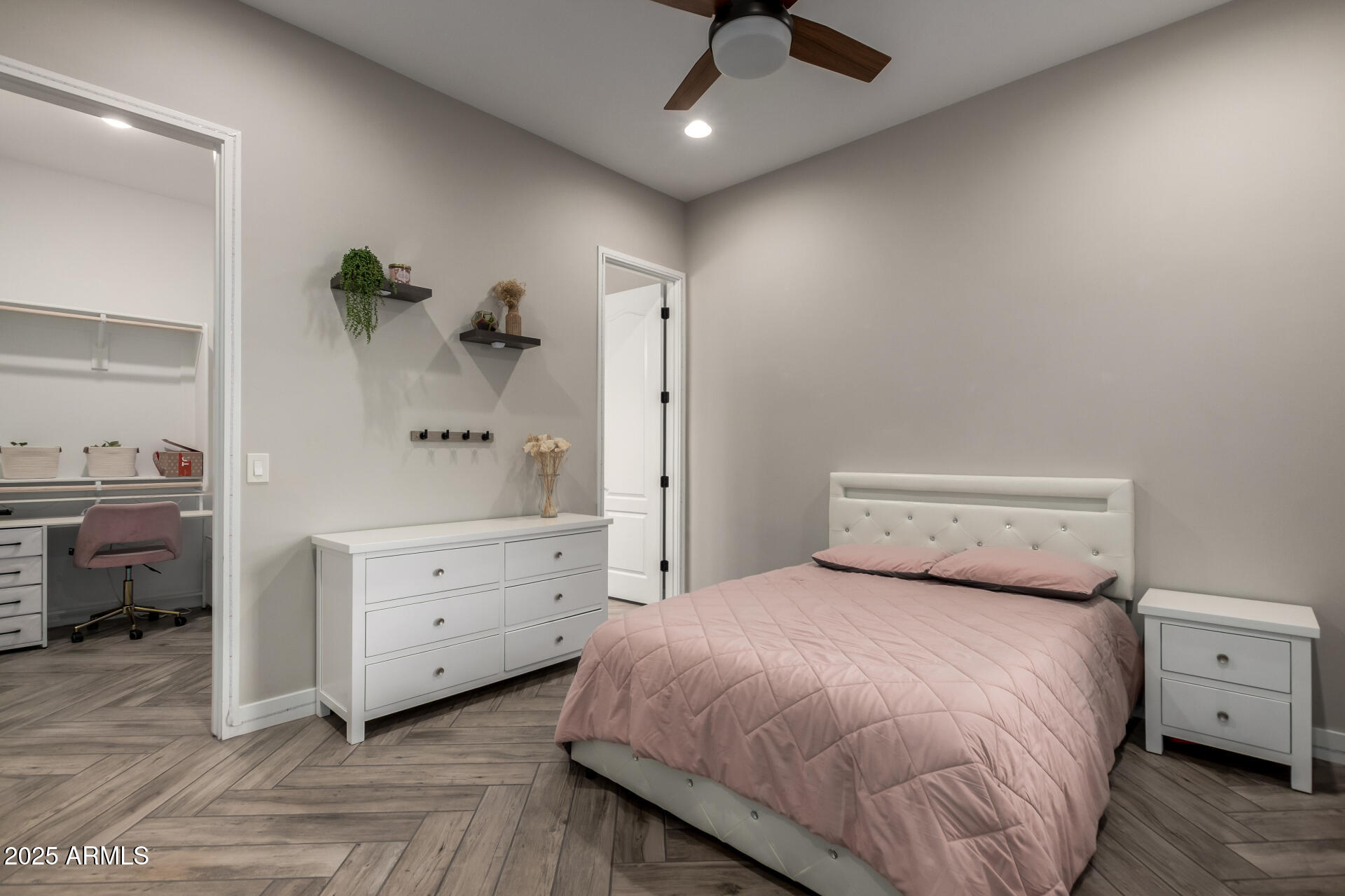 5328 S WESLEY Circle