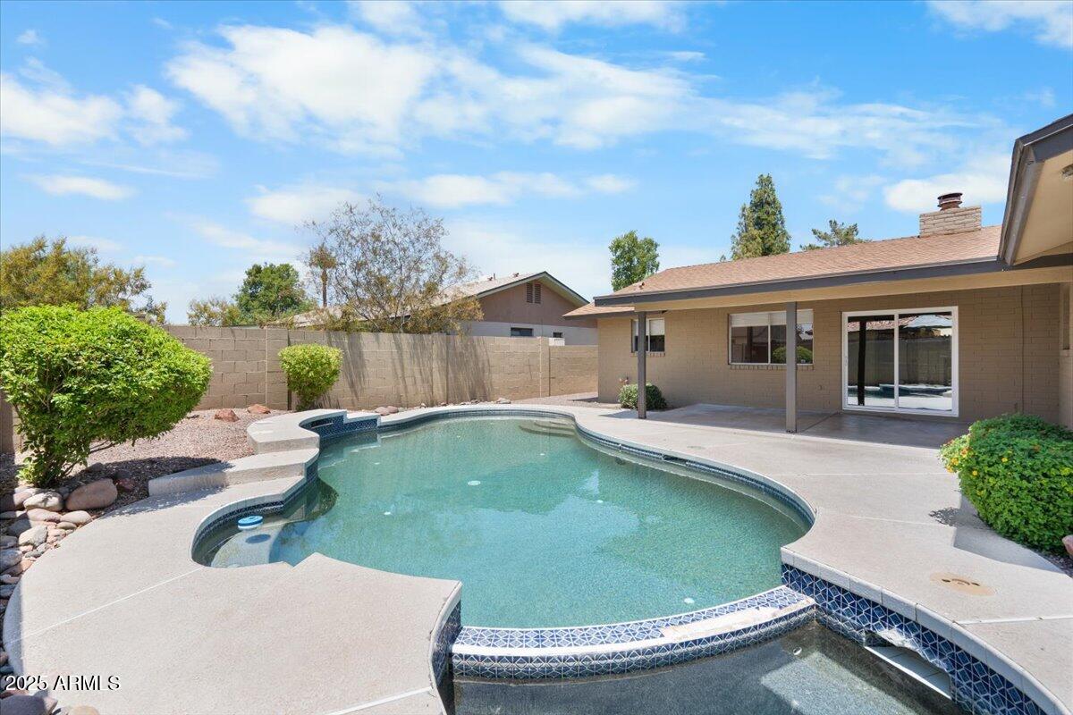 1235 W 12TH Place