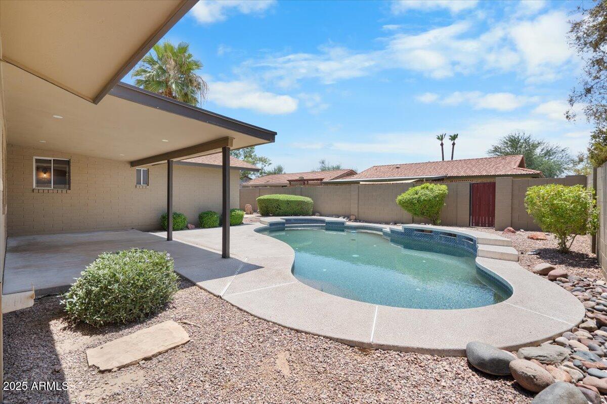 1235 W 12TH Place